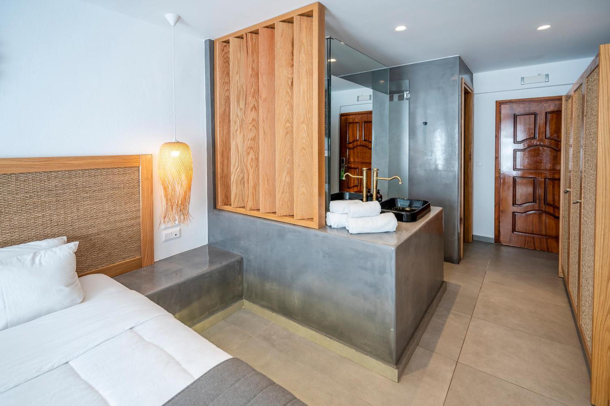 Junior Suite Shared Pool