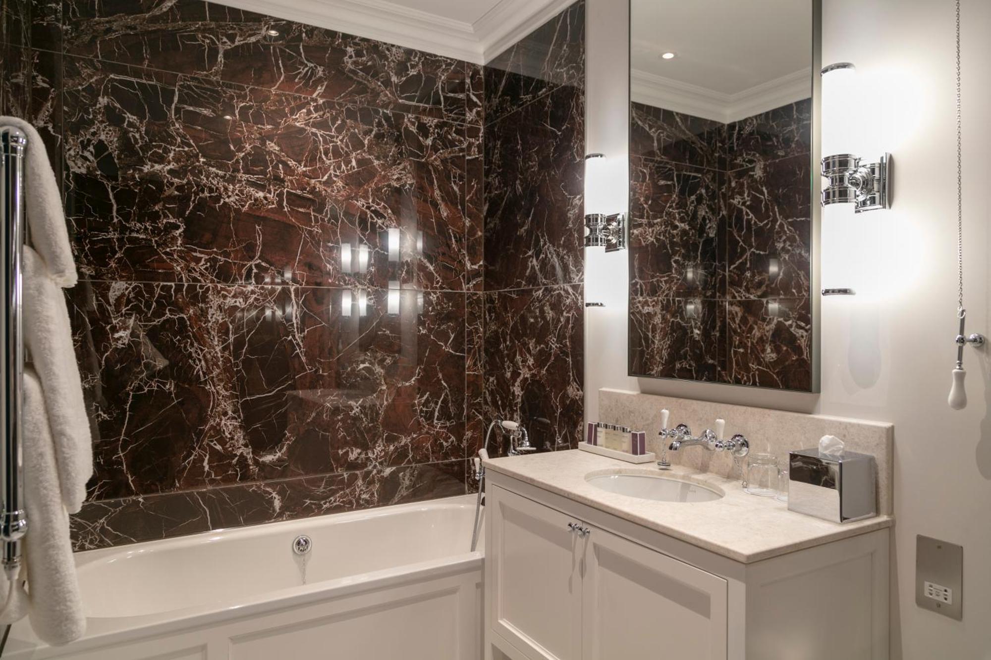 Deluxe Double Room Bath