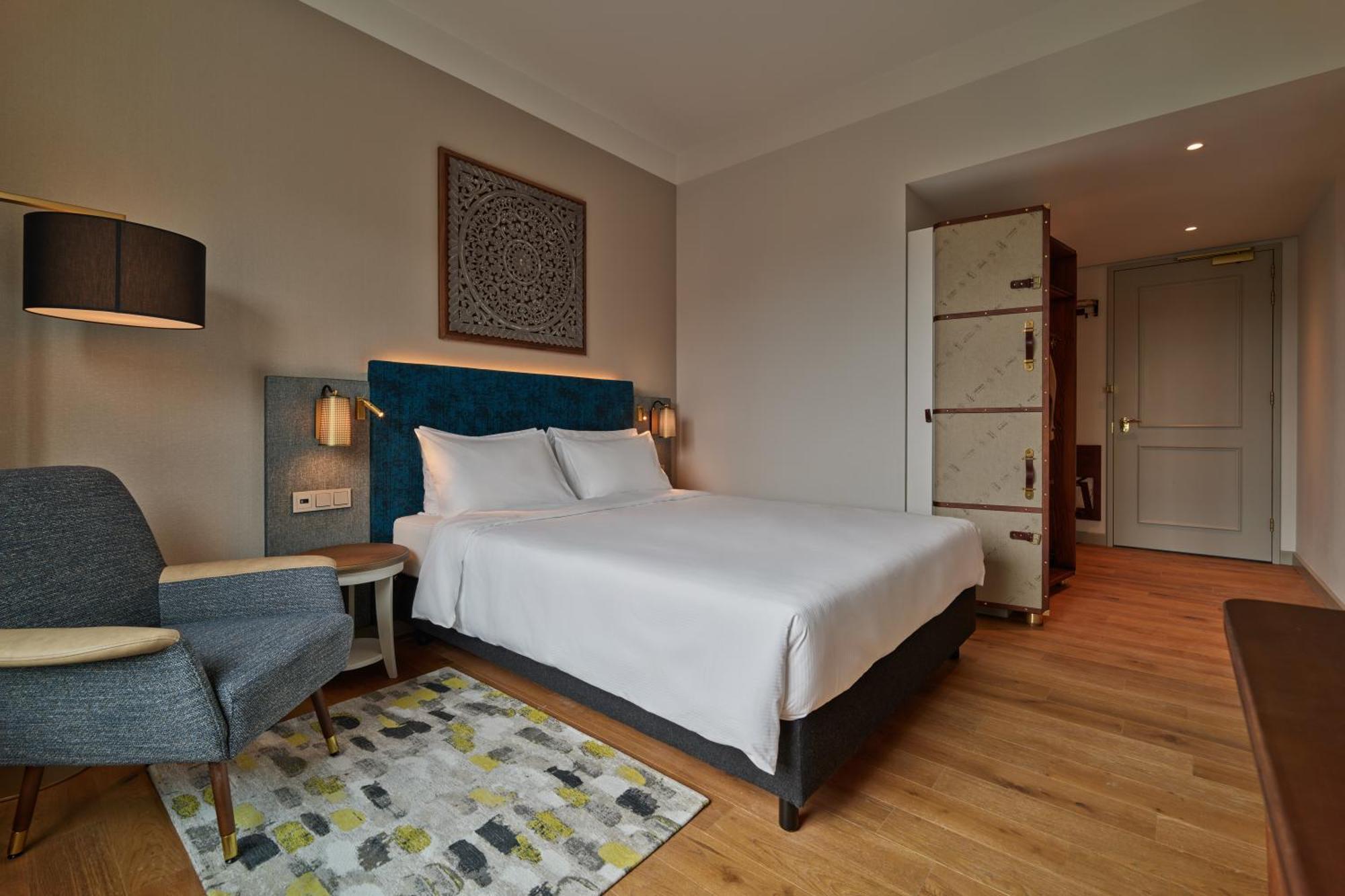 Standard Queen Room