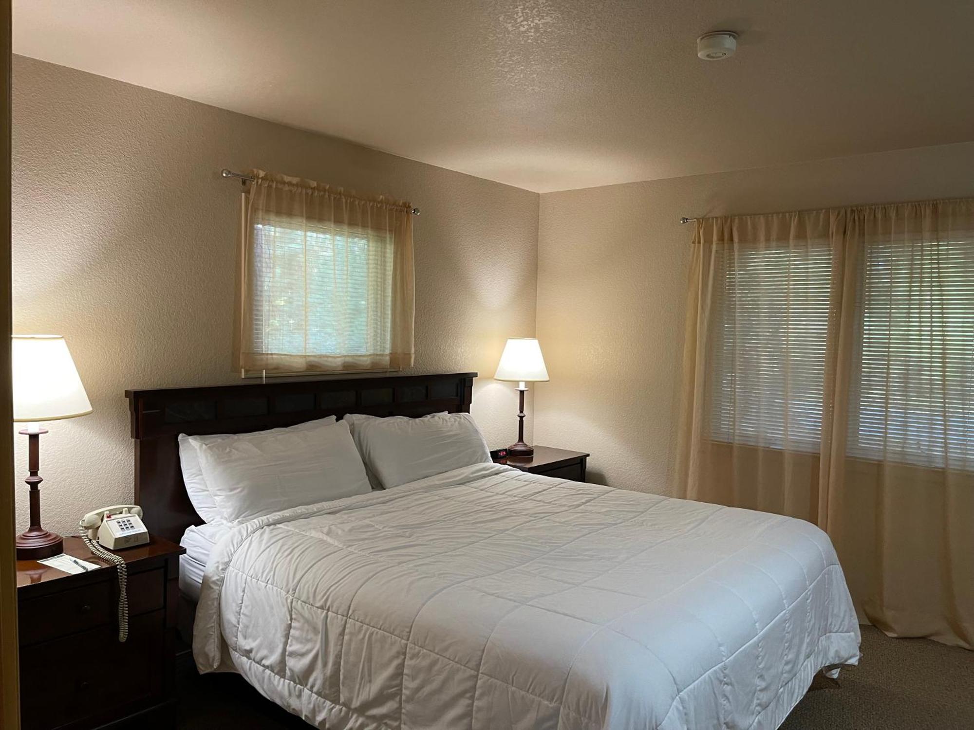 Deluxe One-Bedroom Chalet Lake View