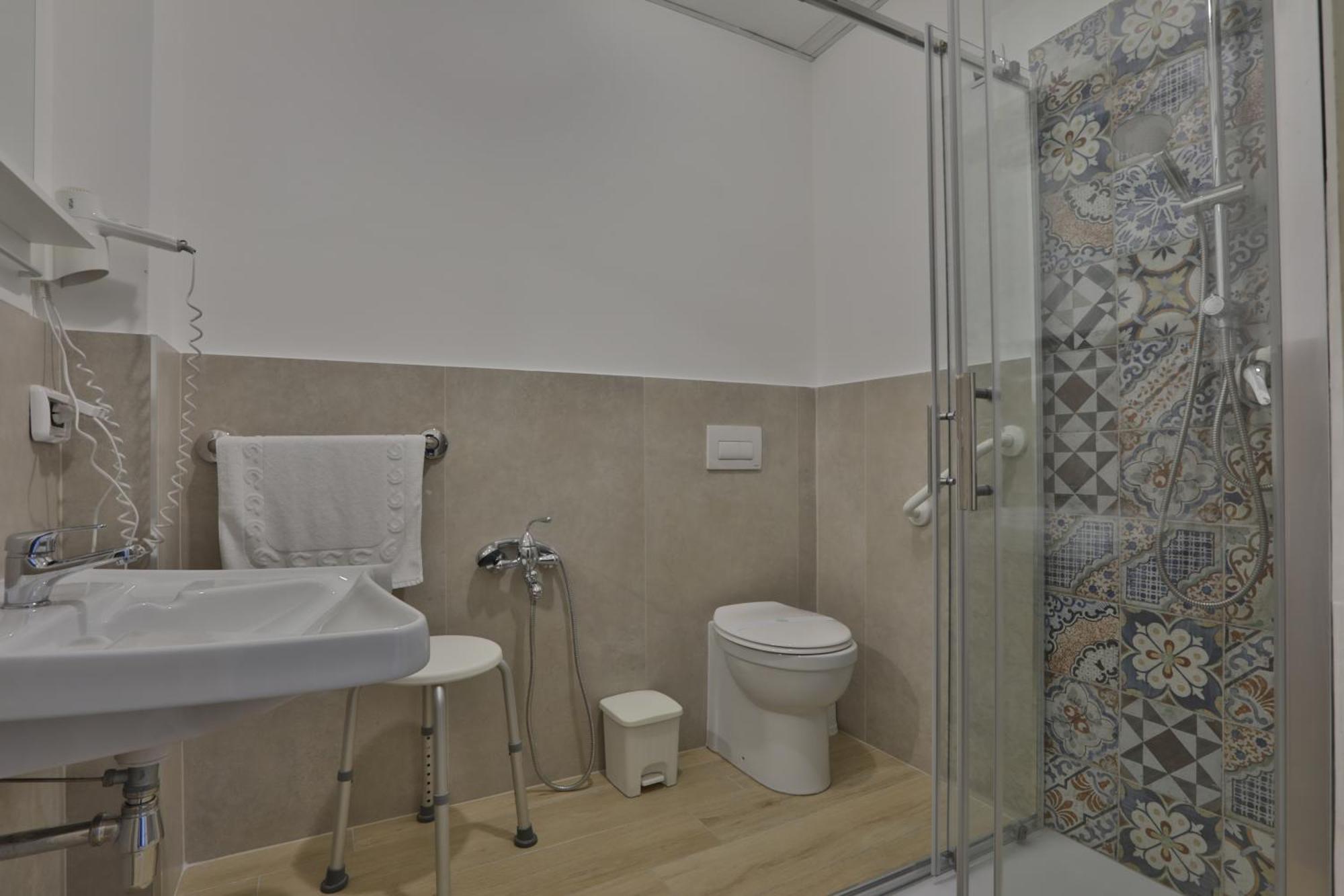 Standard Twin Room Private External Bathroom
