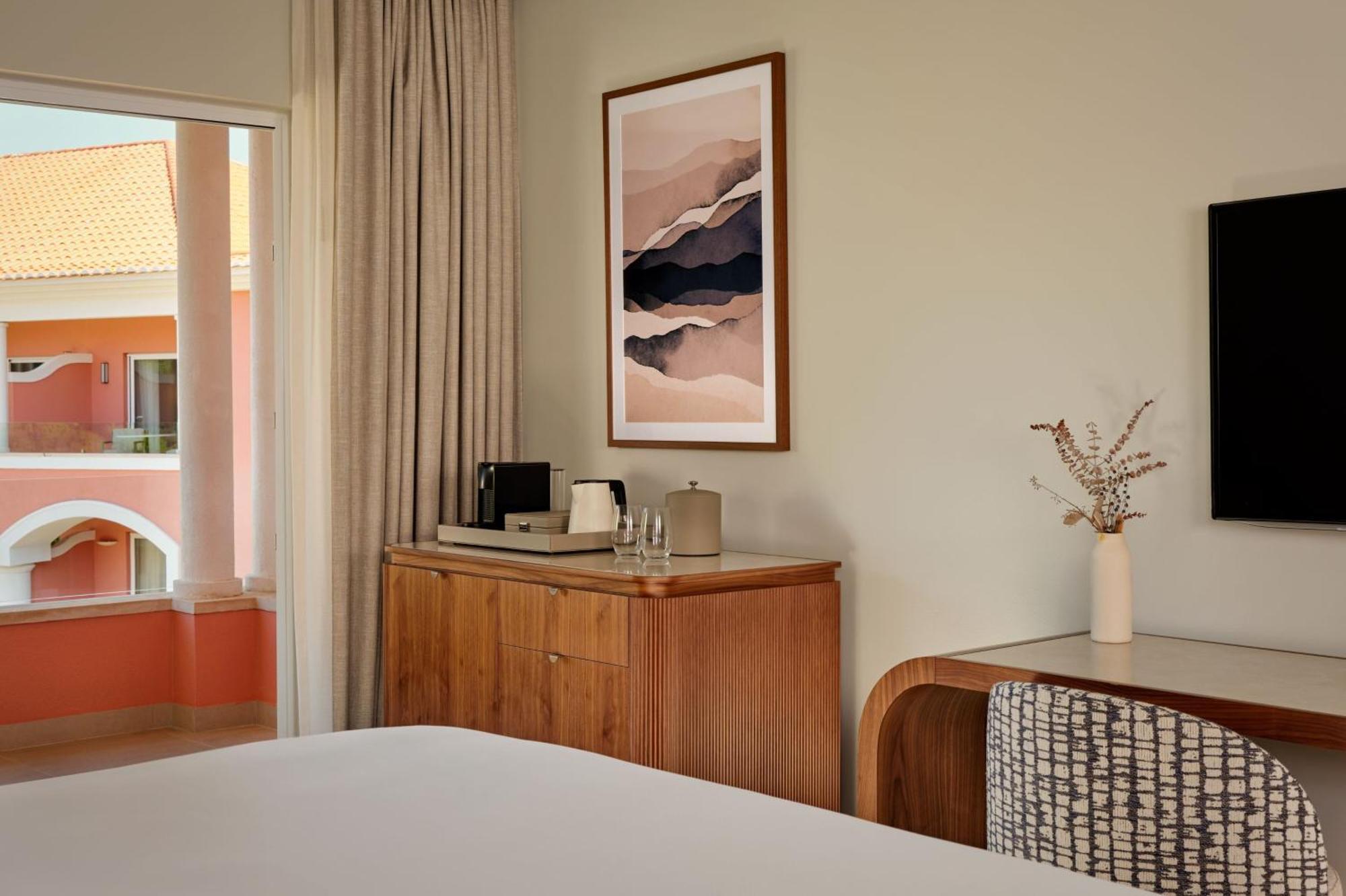 Deluxe Room One King or Twin Beds