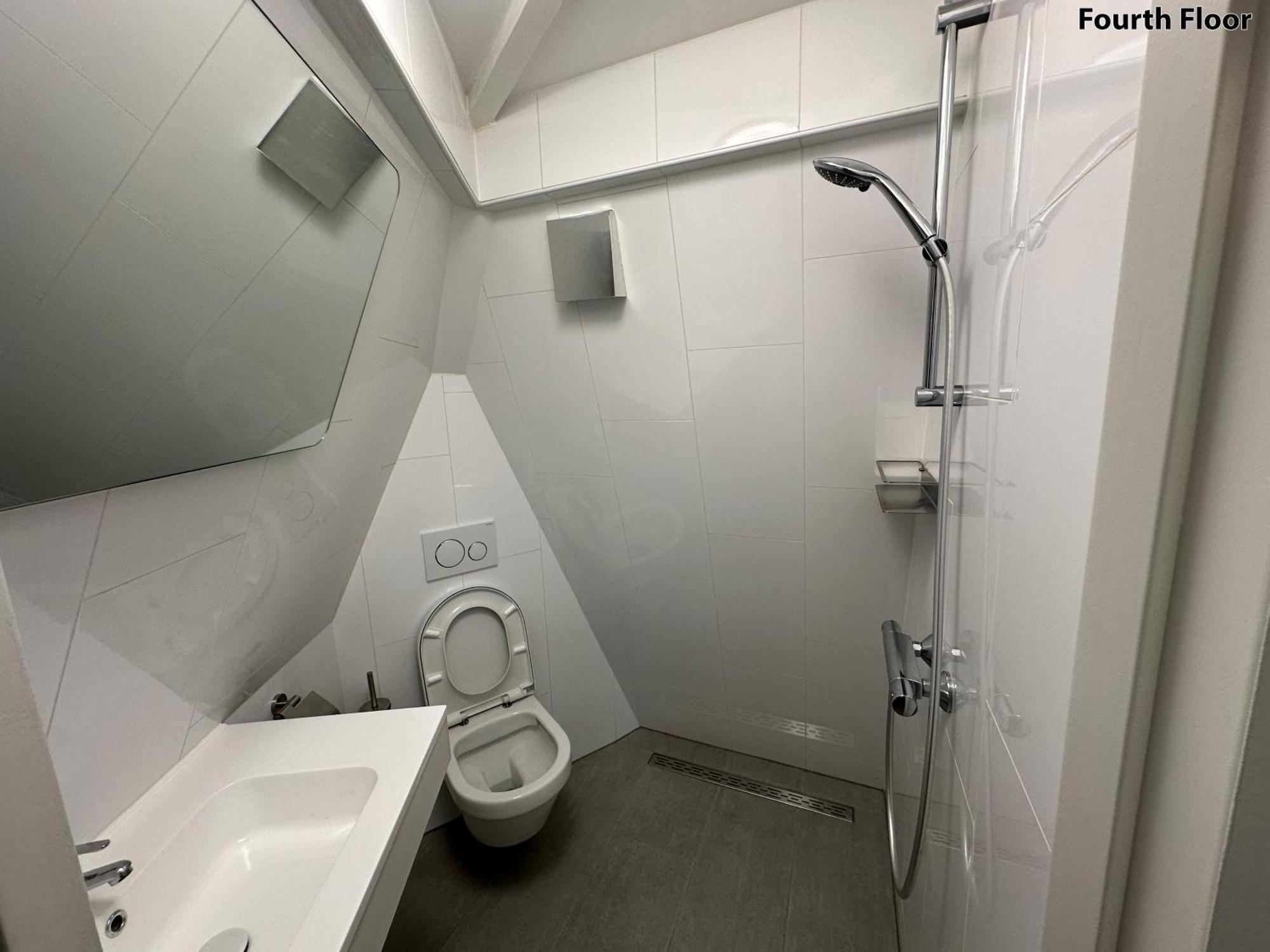 Deluxe Double Room Shower