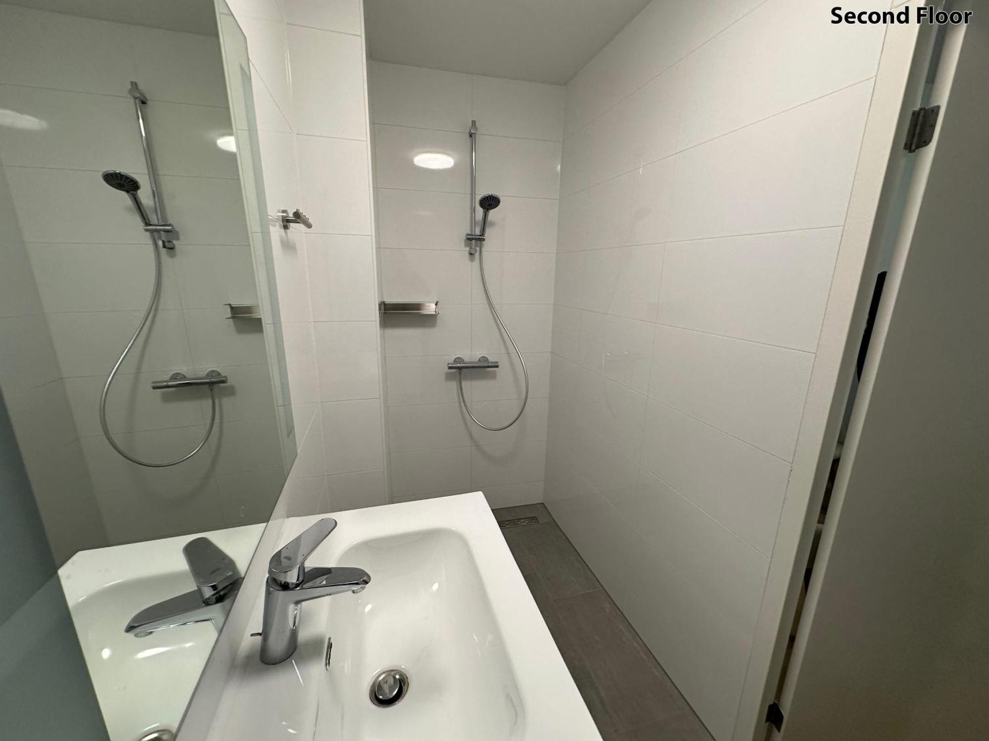 Deluxe Double Room Shower