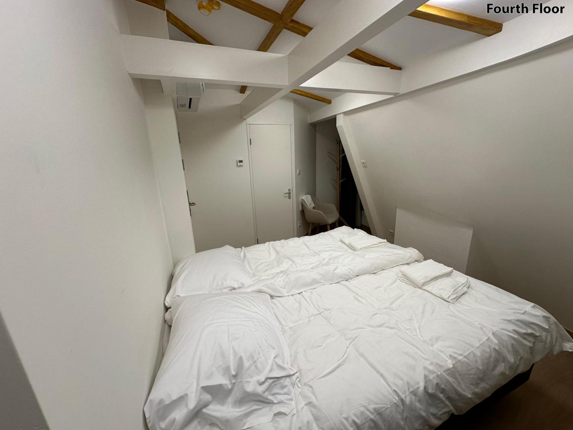 Deluxe Double Room Shower