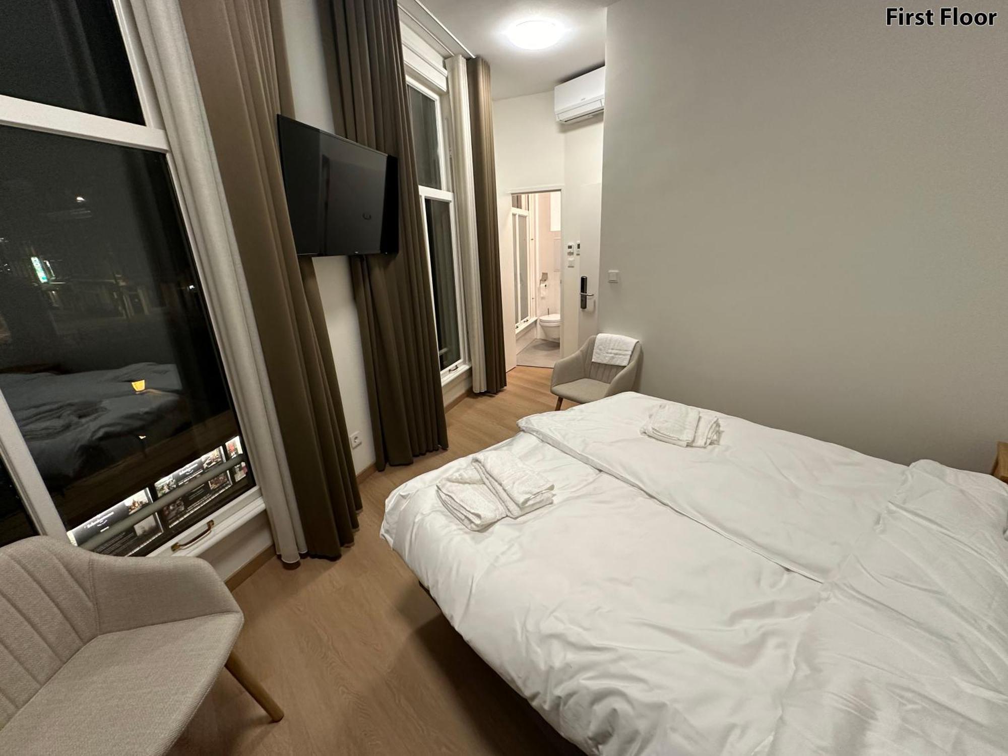 Deluxe Double Room Shower