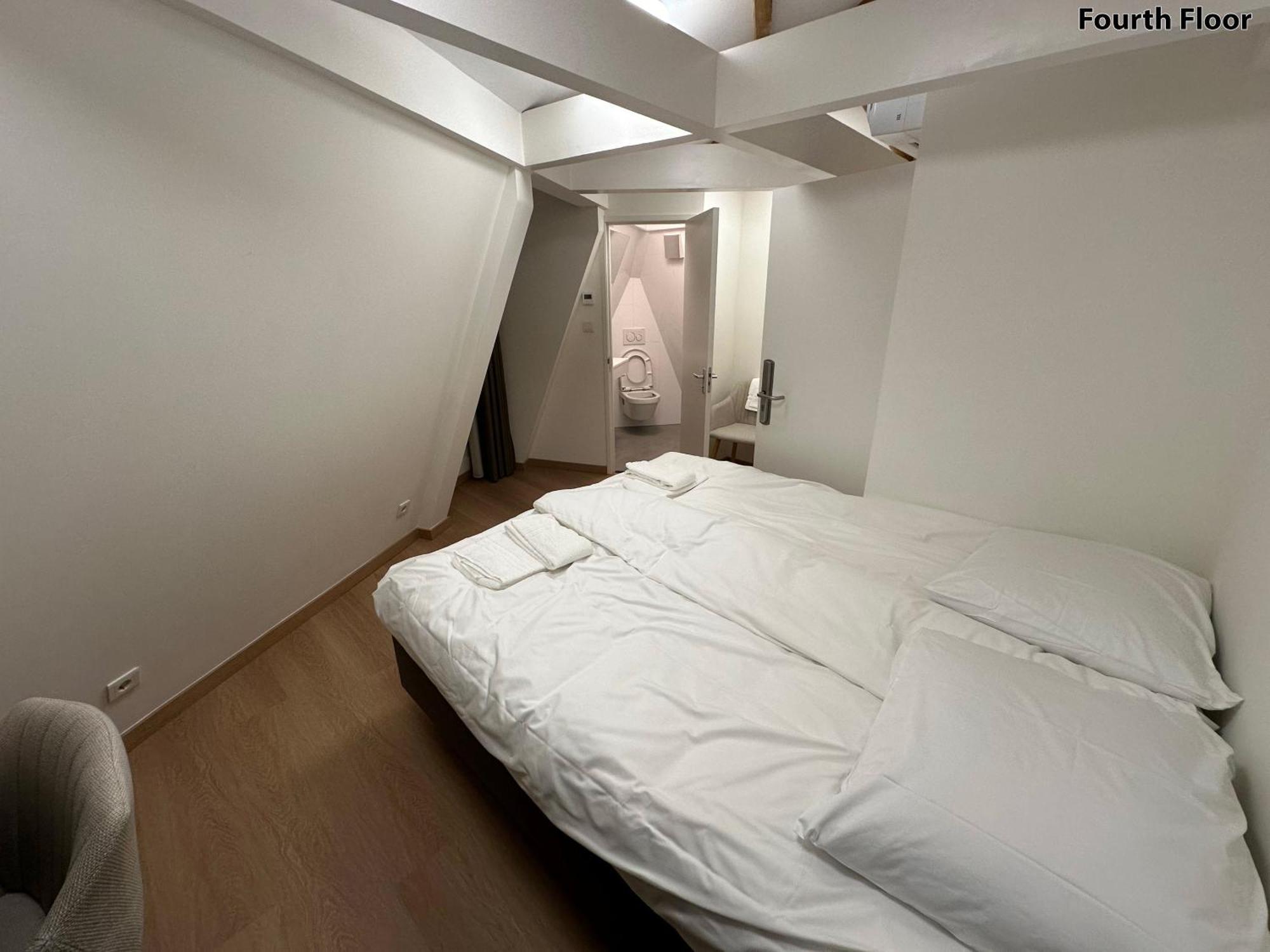 Deluxe Double Room Shower