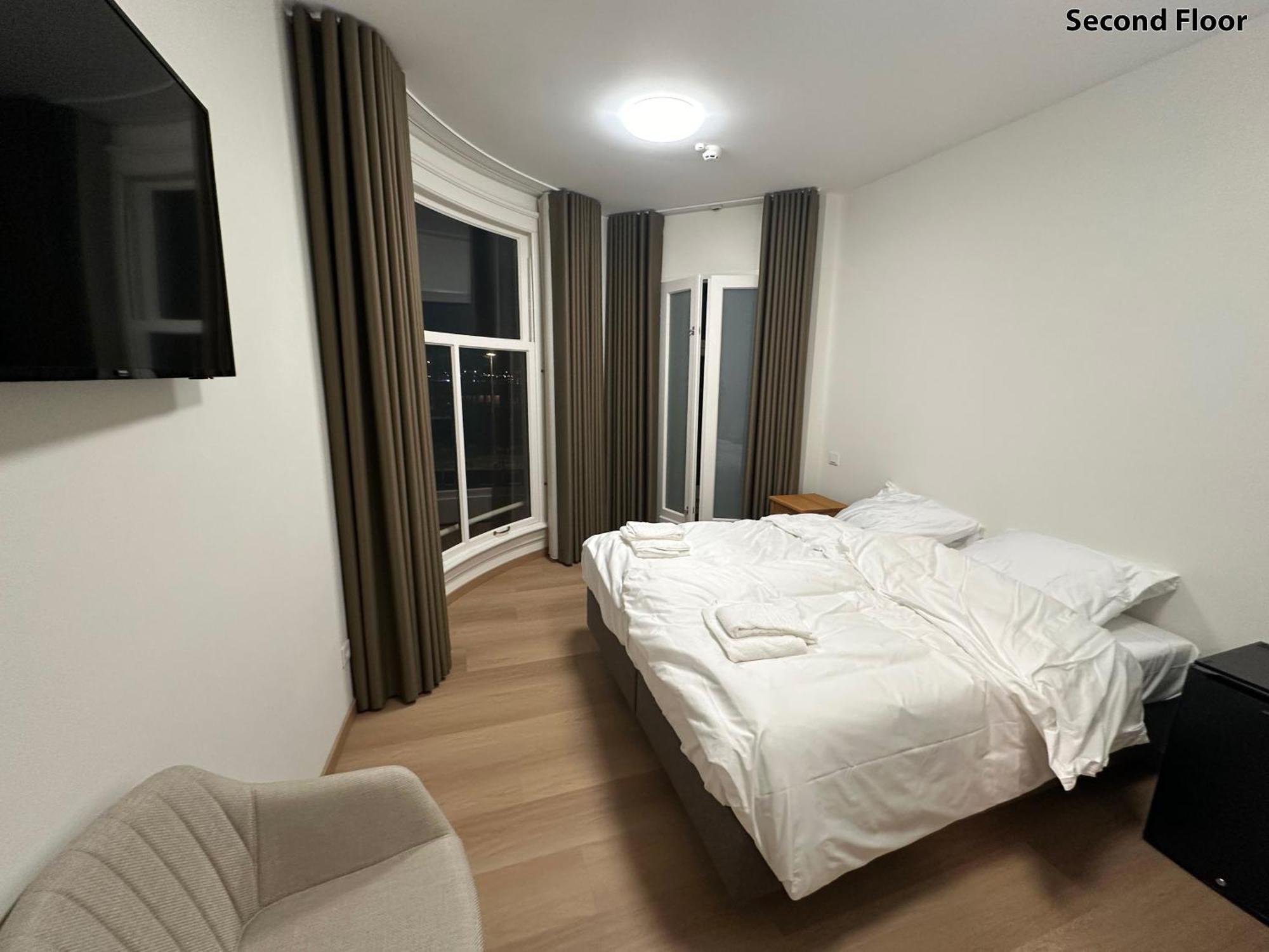 Deluxe Double Room Shower