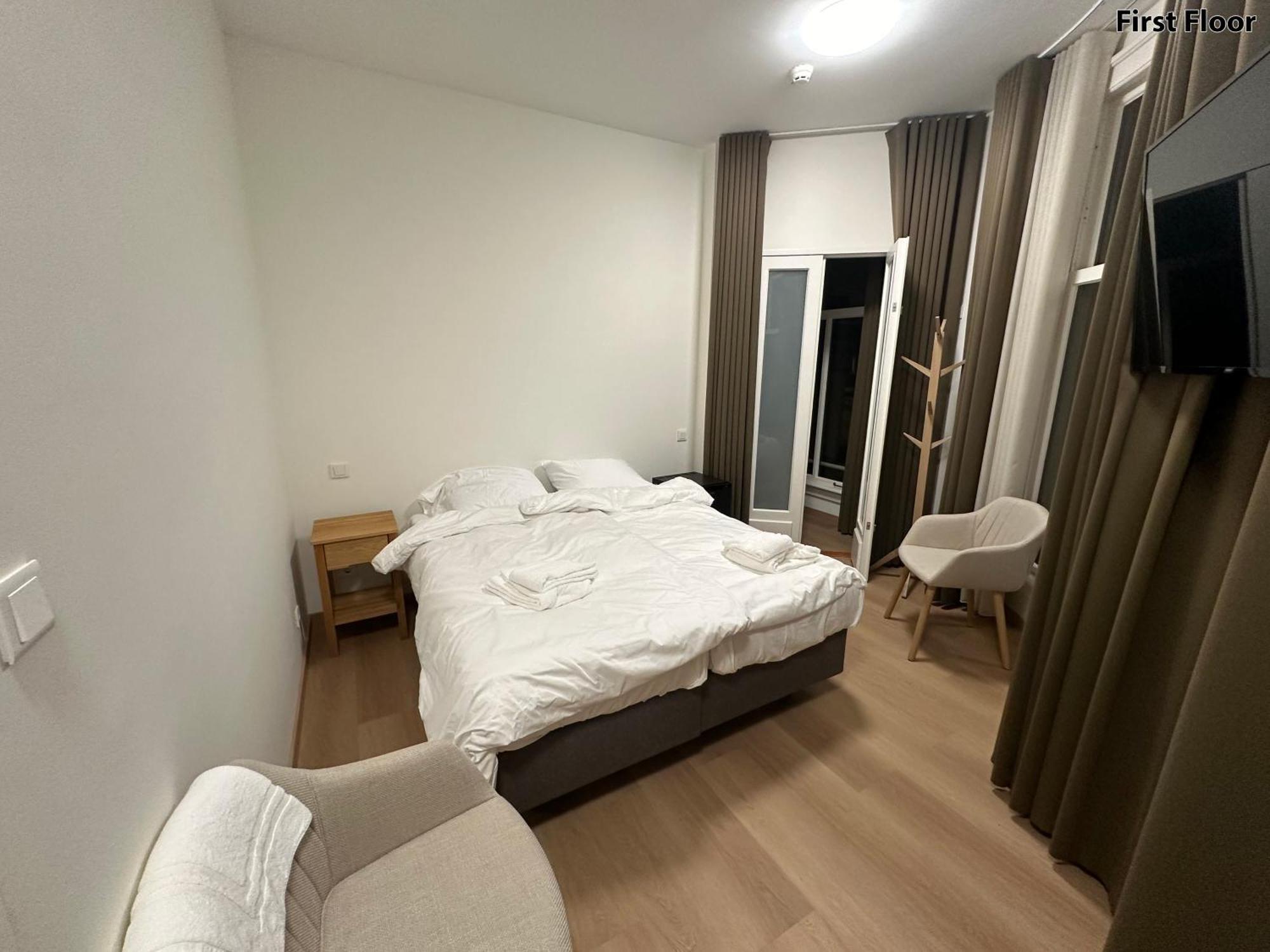 Deluxe Double Room Shower