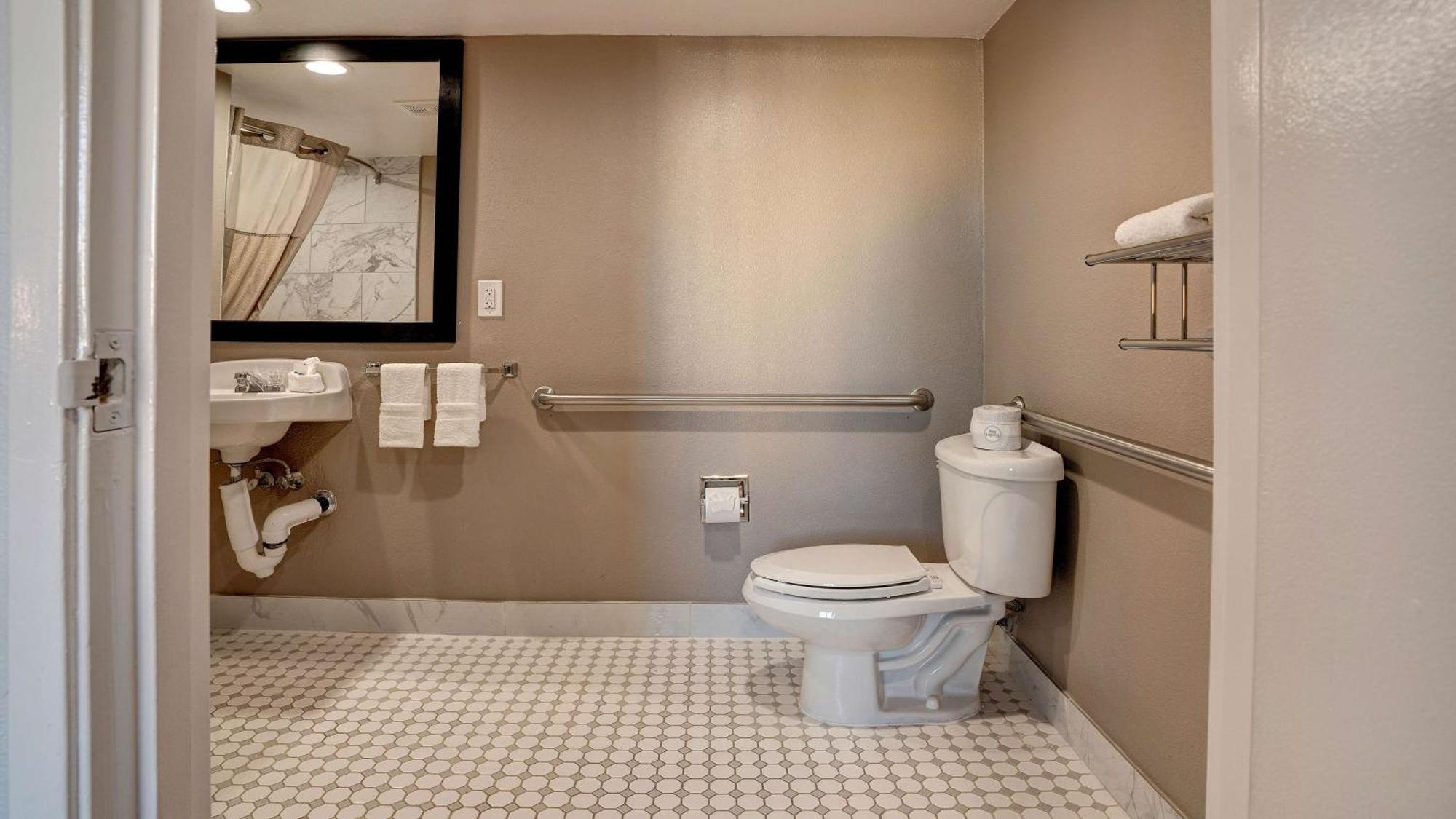 Chambre Quadruple pour Personnes à Mobilité Réduite - Douche Accessible en Fauteuil Roulant