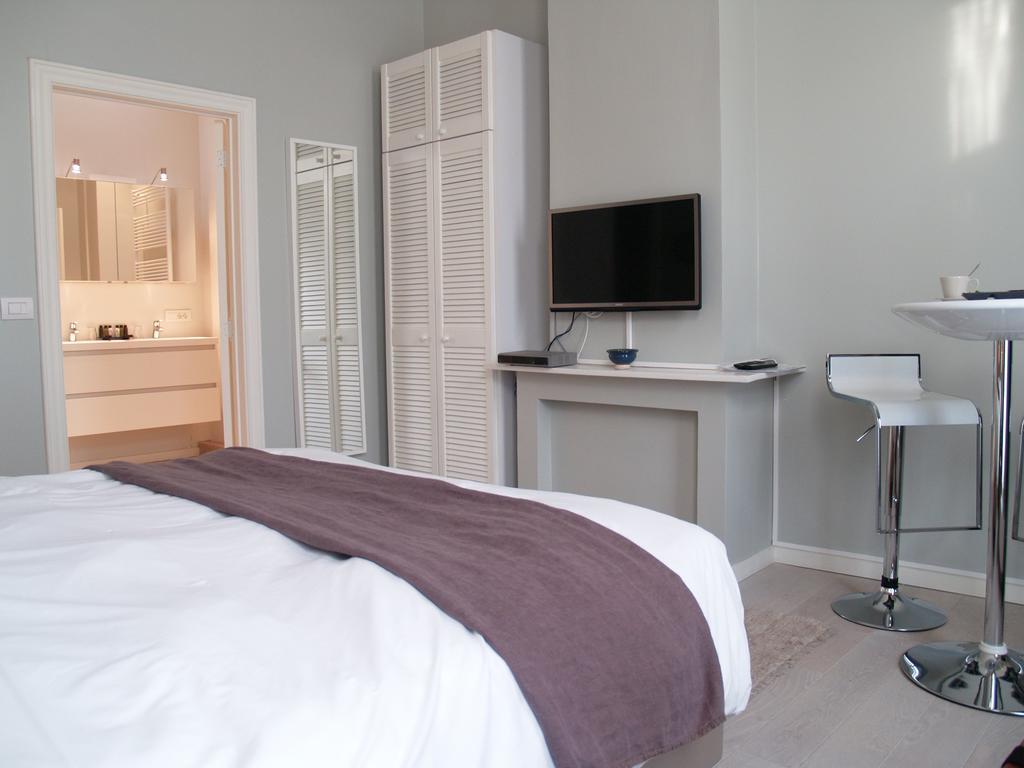Deluxe Double Room Shower