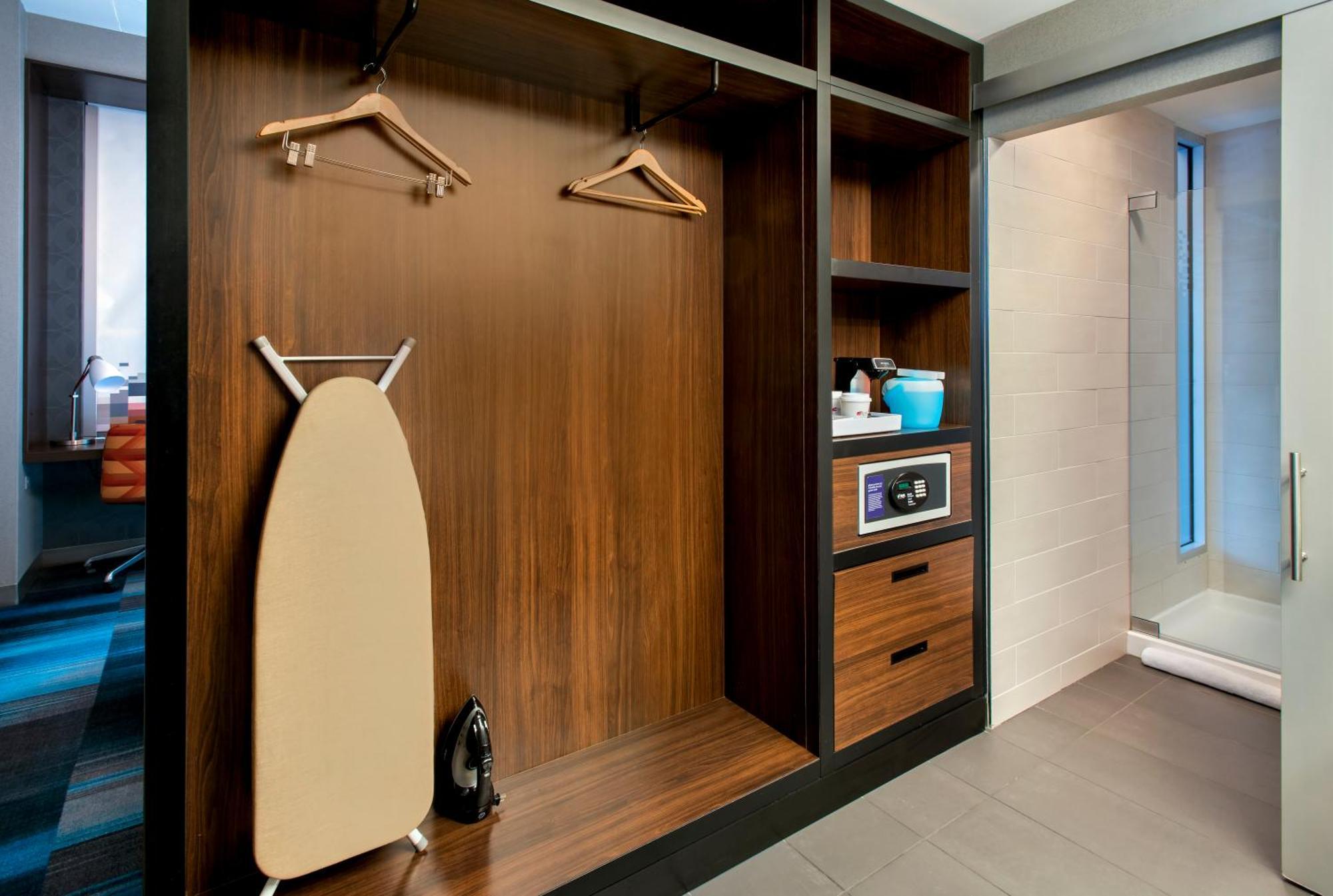 Aloft King Guest room 1 King