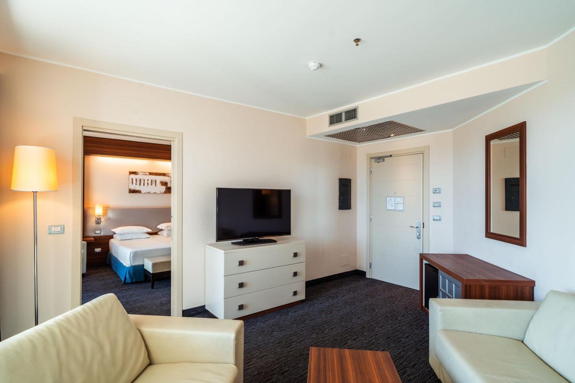 One-Bedroom King Suite Sofa Bed Balcony Harbor View