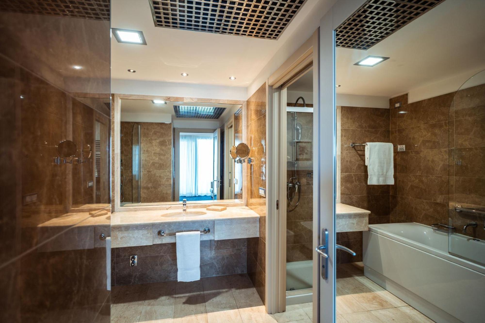 One-Bedroom King Suite Sofa Bed Balcony Harbor View