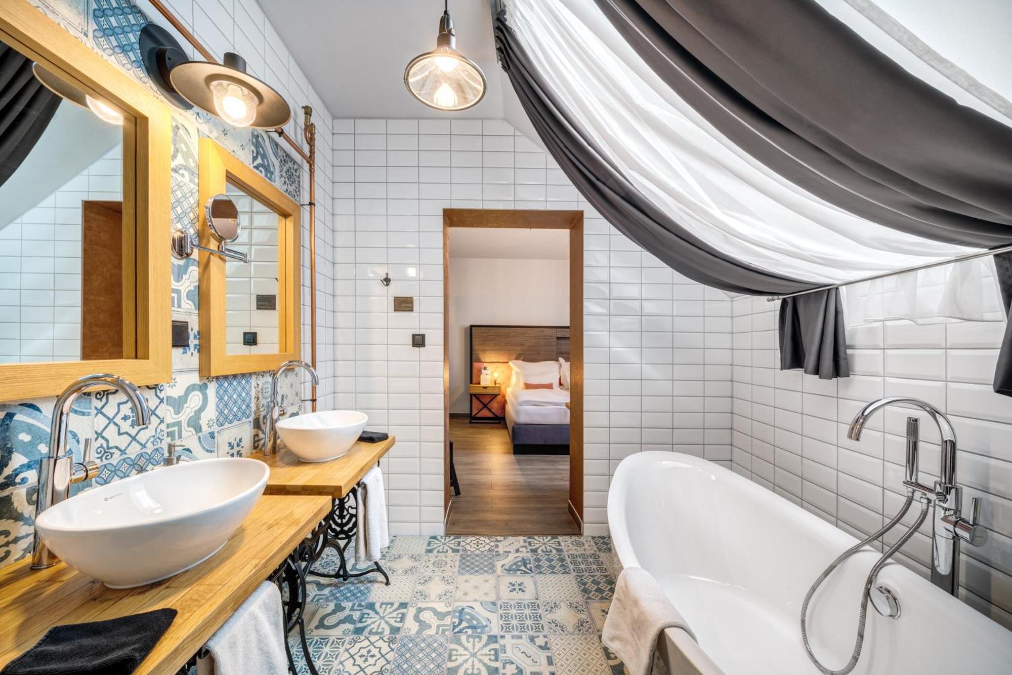 Deluxe Double Room Bathtub