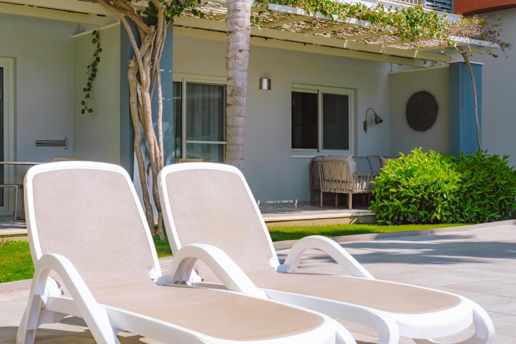 Deluxe Suite Poolside Terrace