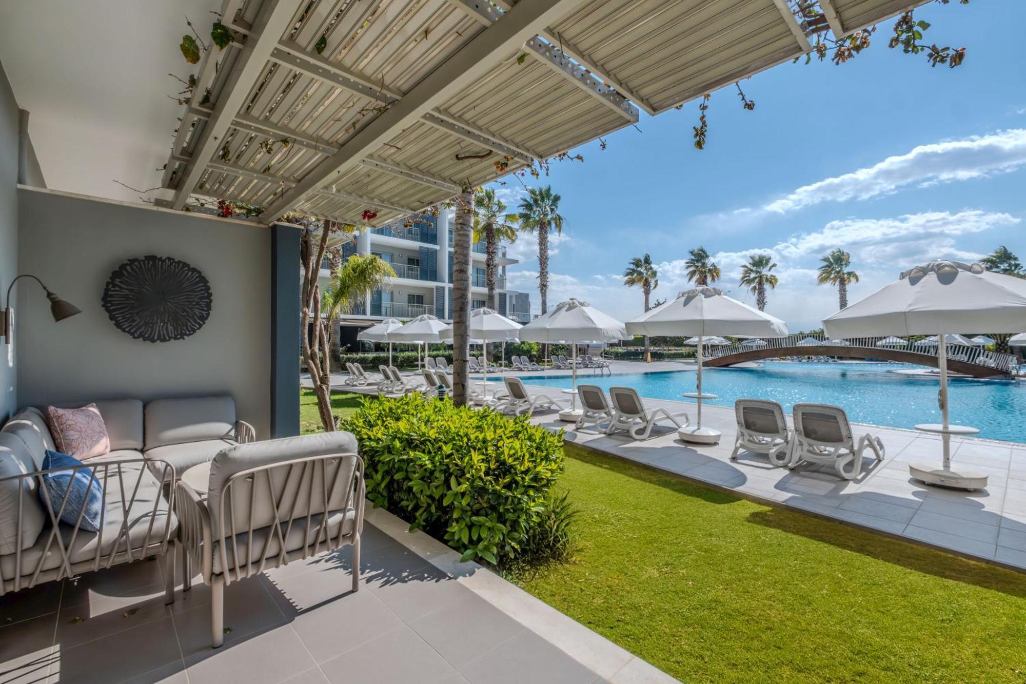 Deluxe Suite Poolside Terrace