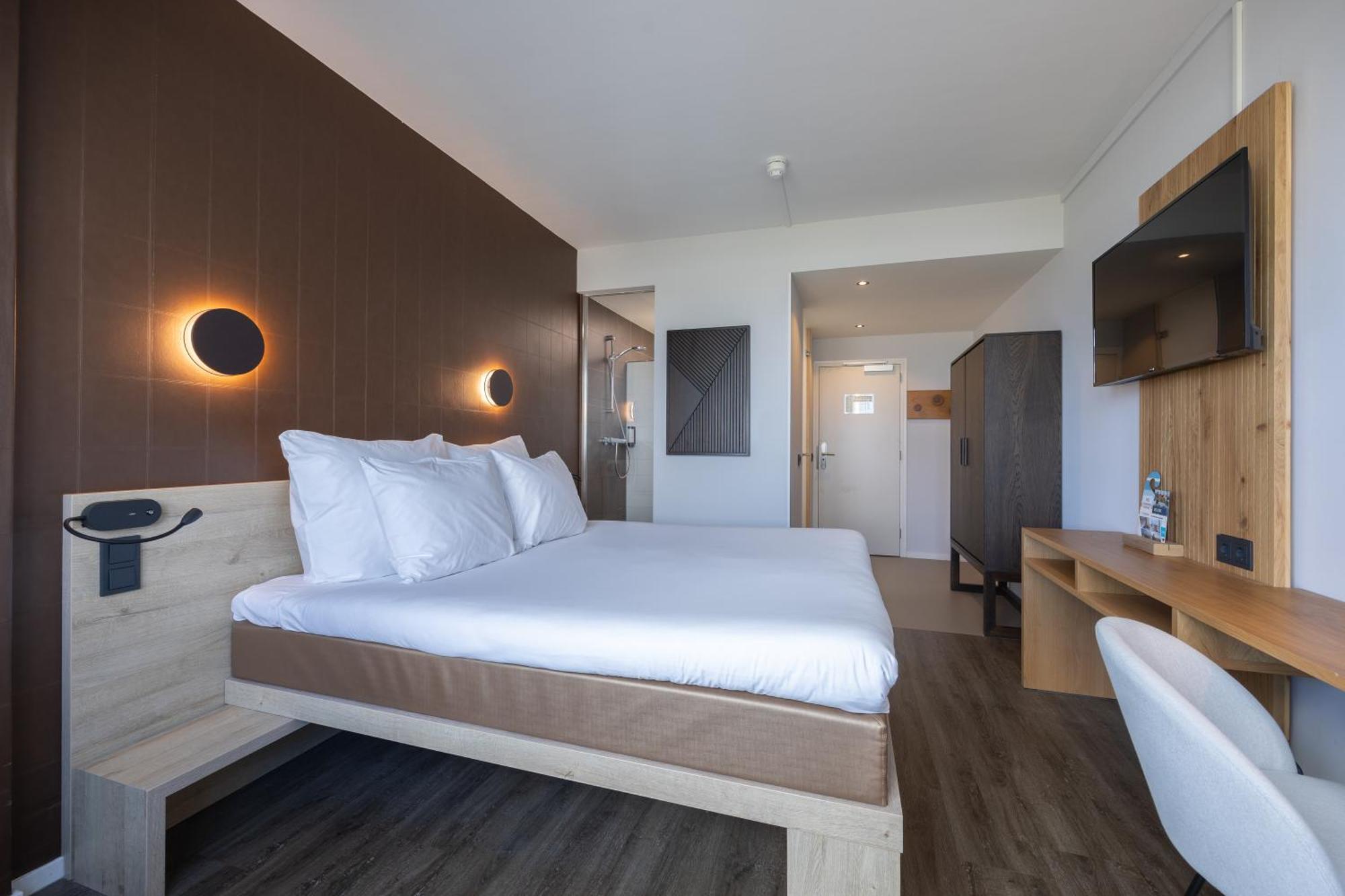 Deluxe Double Room Shower