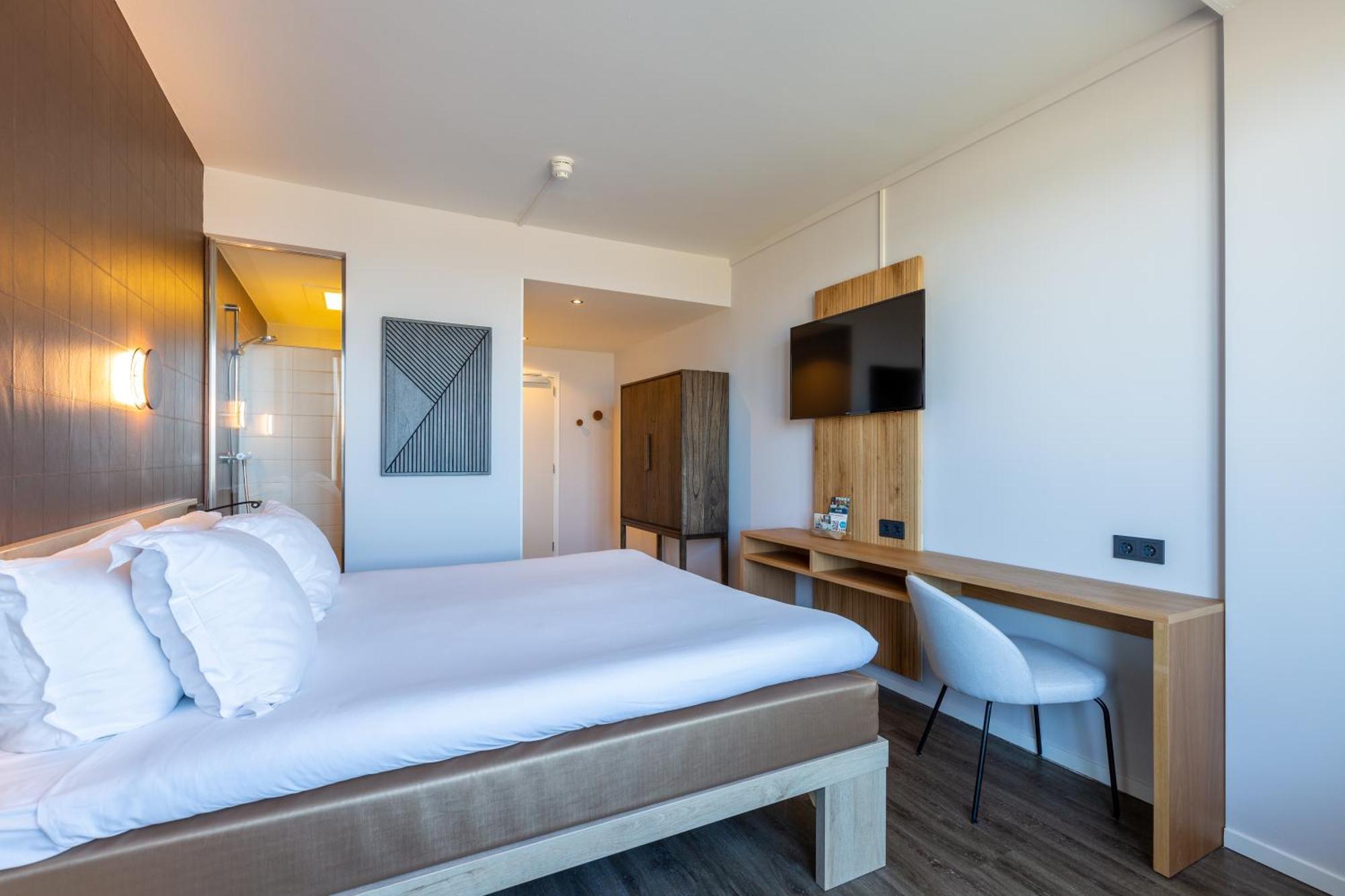 Deluxe Double Room Shower