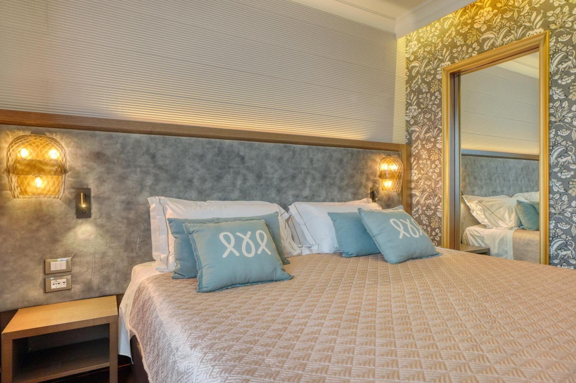 Deluxe Suite Balcony Partial Lake View
