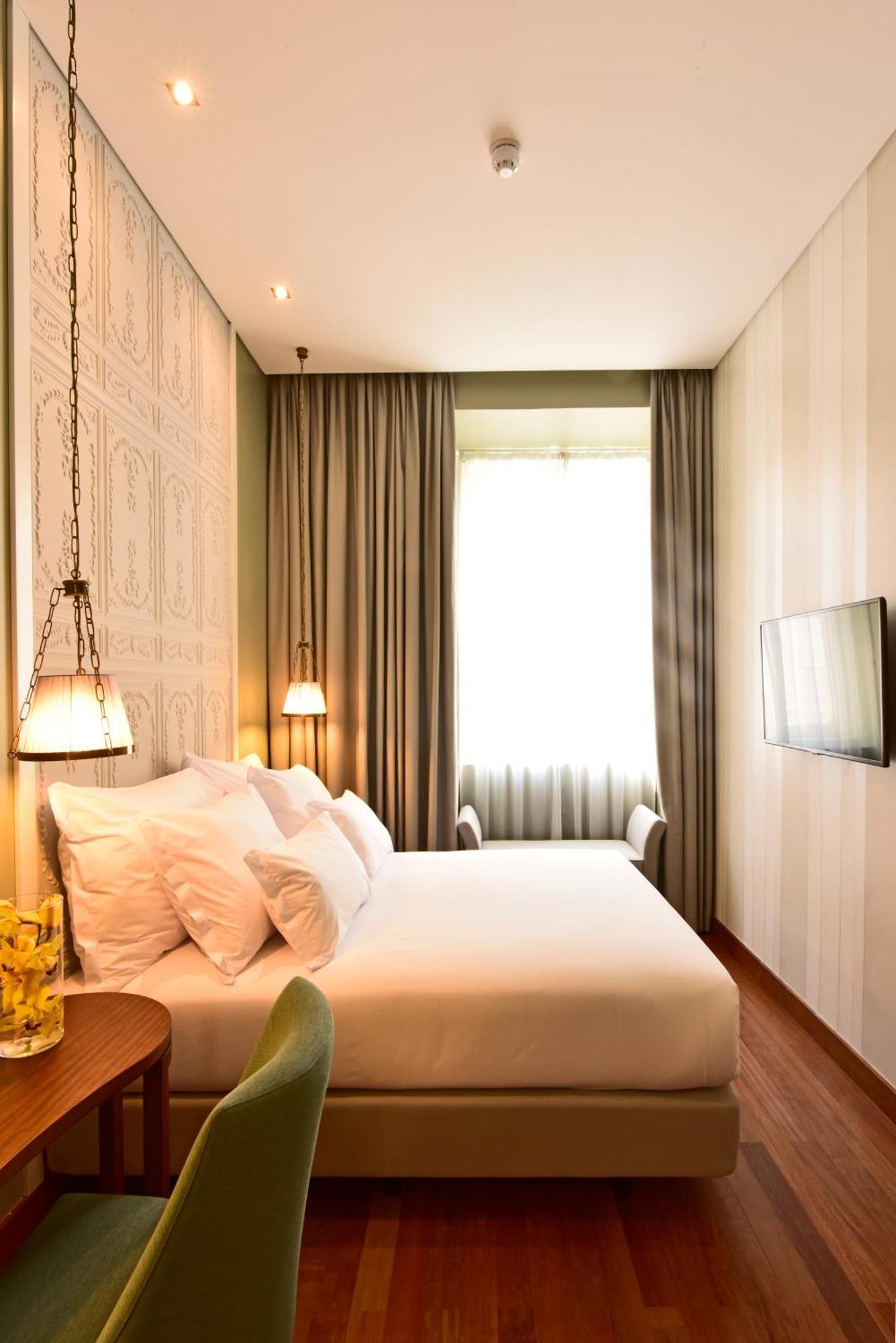 Cozy Room Queen Size Bed