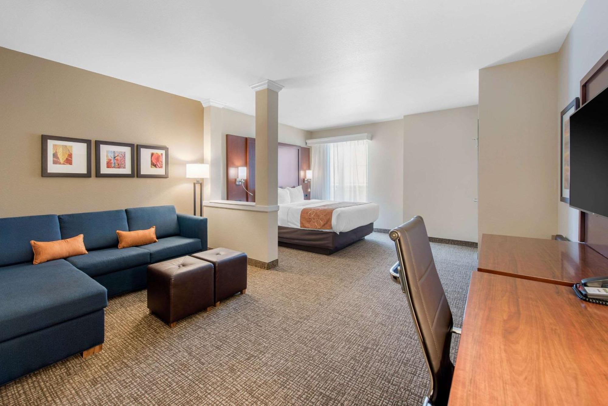 King Suite with Sofa Bed and Spa Bath - Non-Smoking,1589627500:JPEG