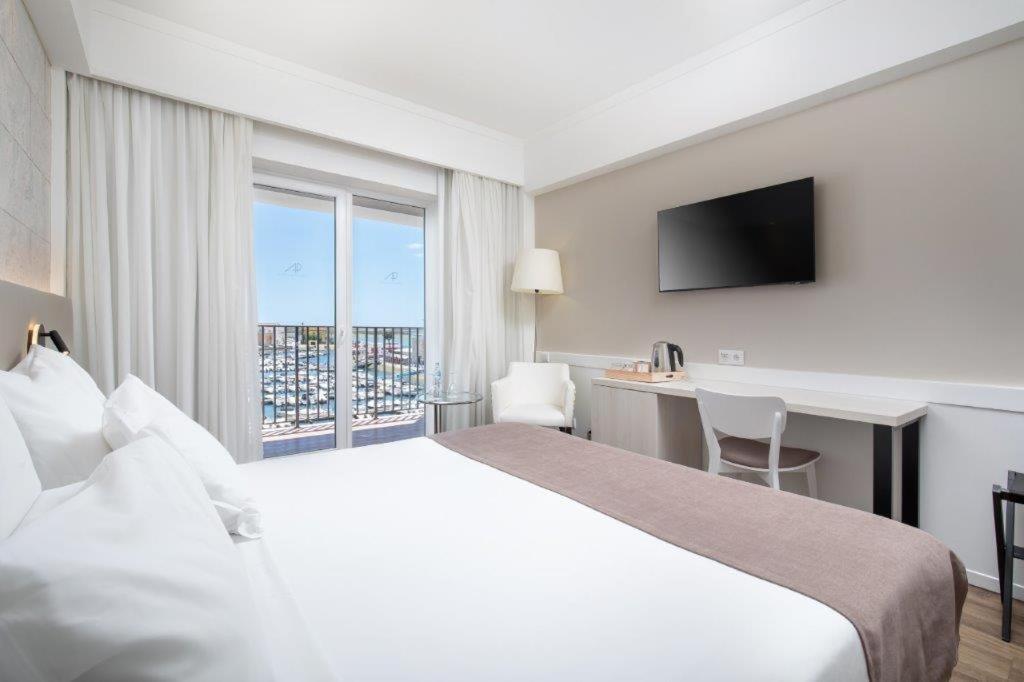 Quarto com Cama de Casal ou 2 de Solteiro, com Vista da Marina