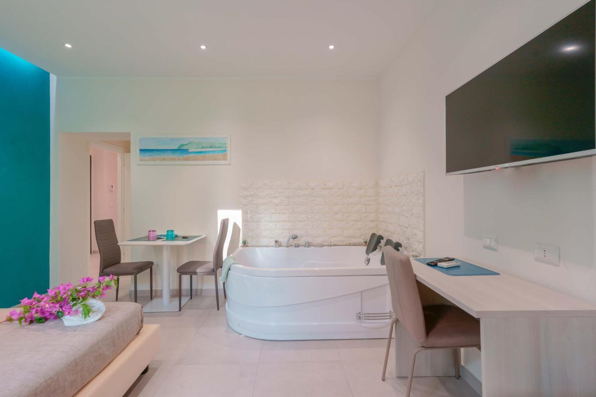 Deluxe Double or Twin Room Spa Bath