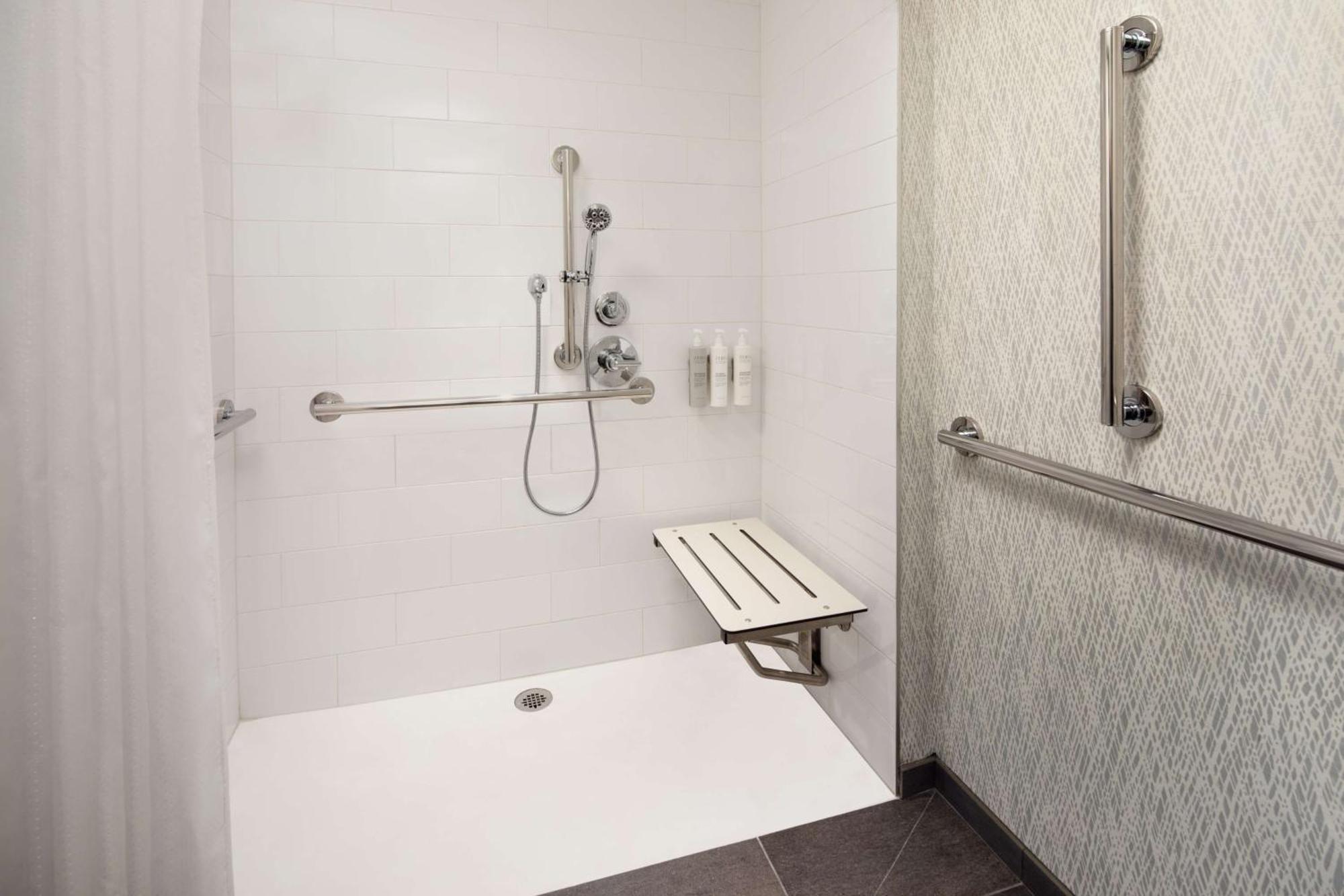 Quarto de Canto com Cama Queen-size e Chuveiro Acessível a Cadeirantes - Acessível para Hóspedes com Mobilidade Reduzida