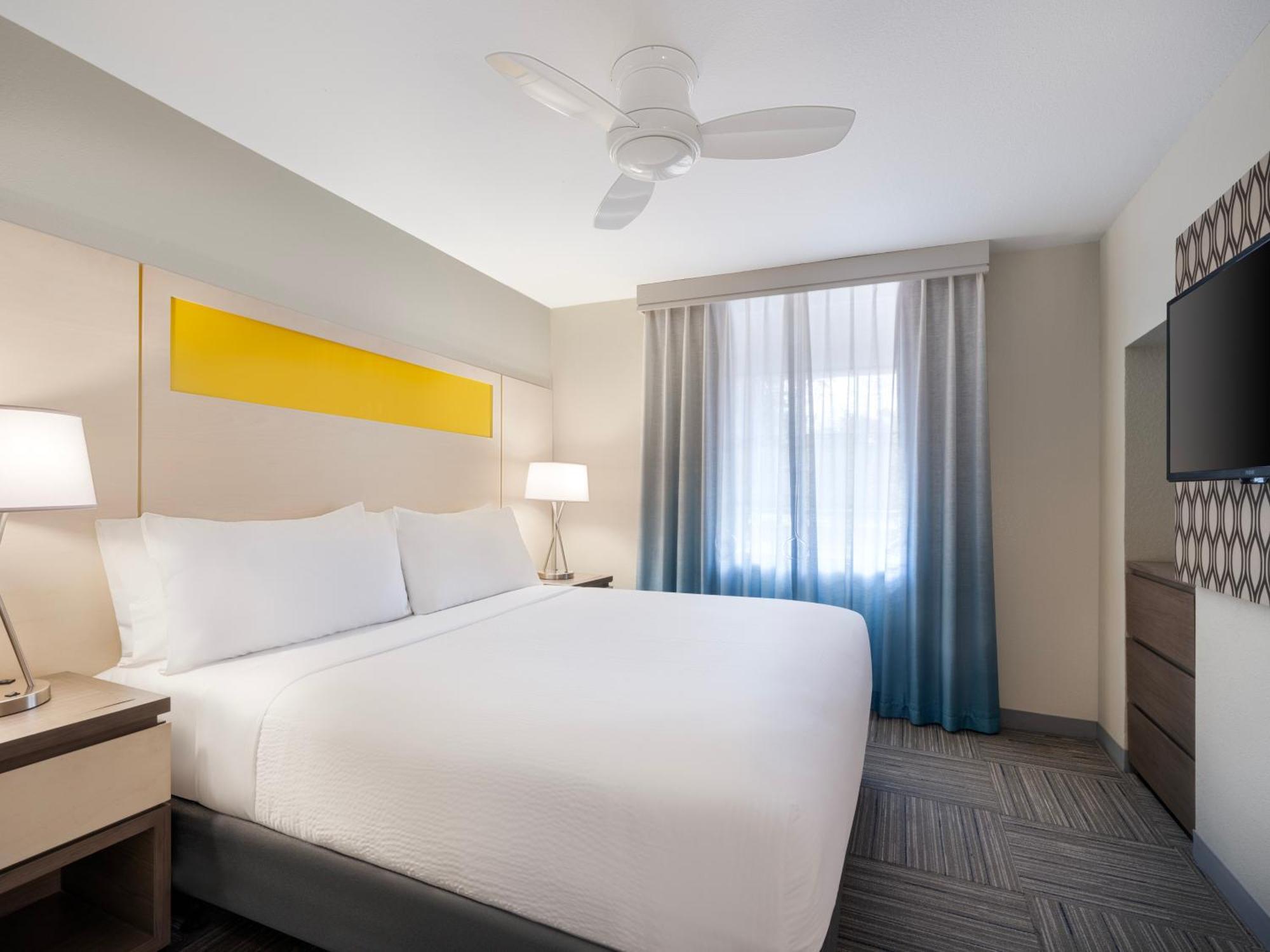 One-Bedroom King Suite with One King Bed and Kitchenette