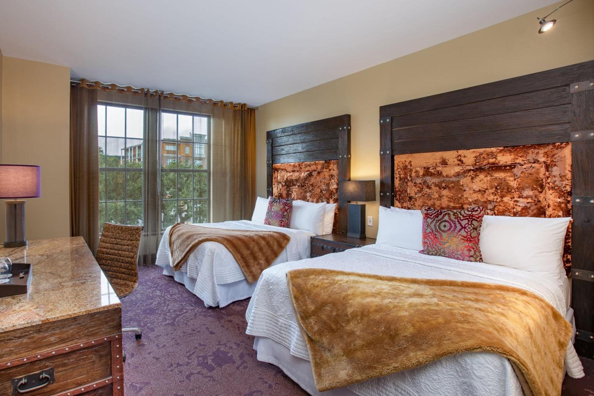 Queen Room with Two Queen Beds and Historic View,1356324527:JPEG