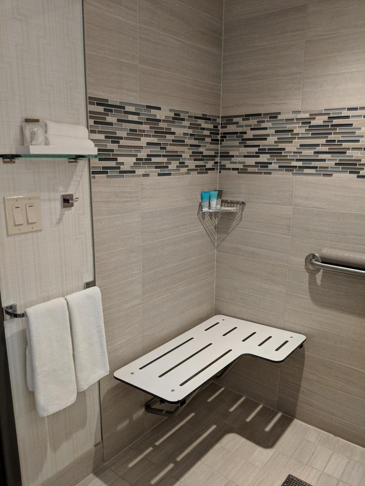 Quarto Queen com 2 Camas Queen-size e Chuveiro Acessível a Cadeirantes - Acessível para Hóspedes com Mobilidade Reduzida