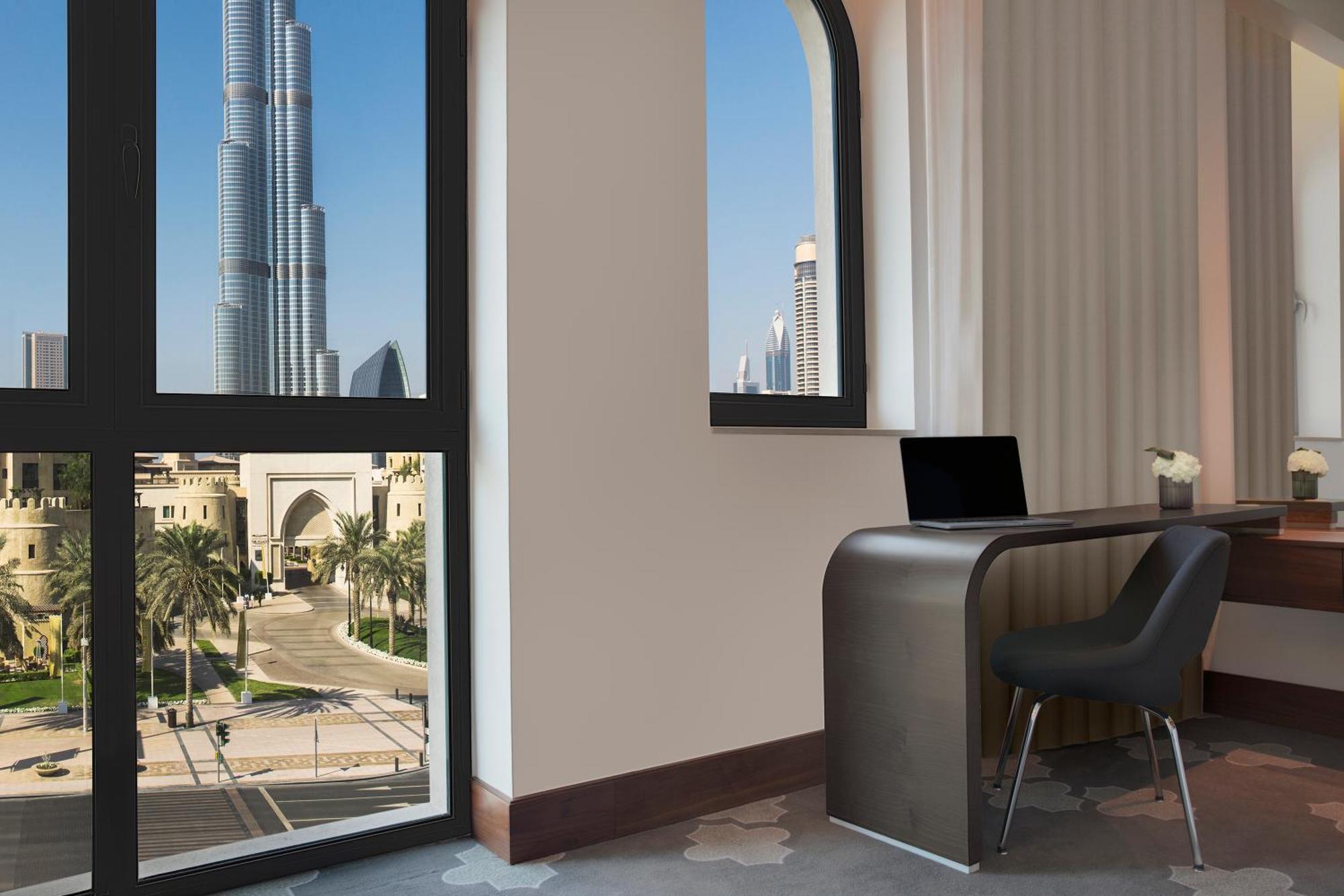 Deluxe King Room Landmark View