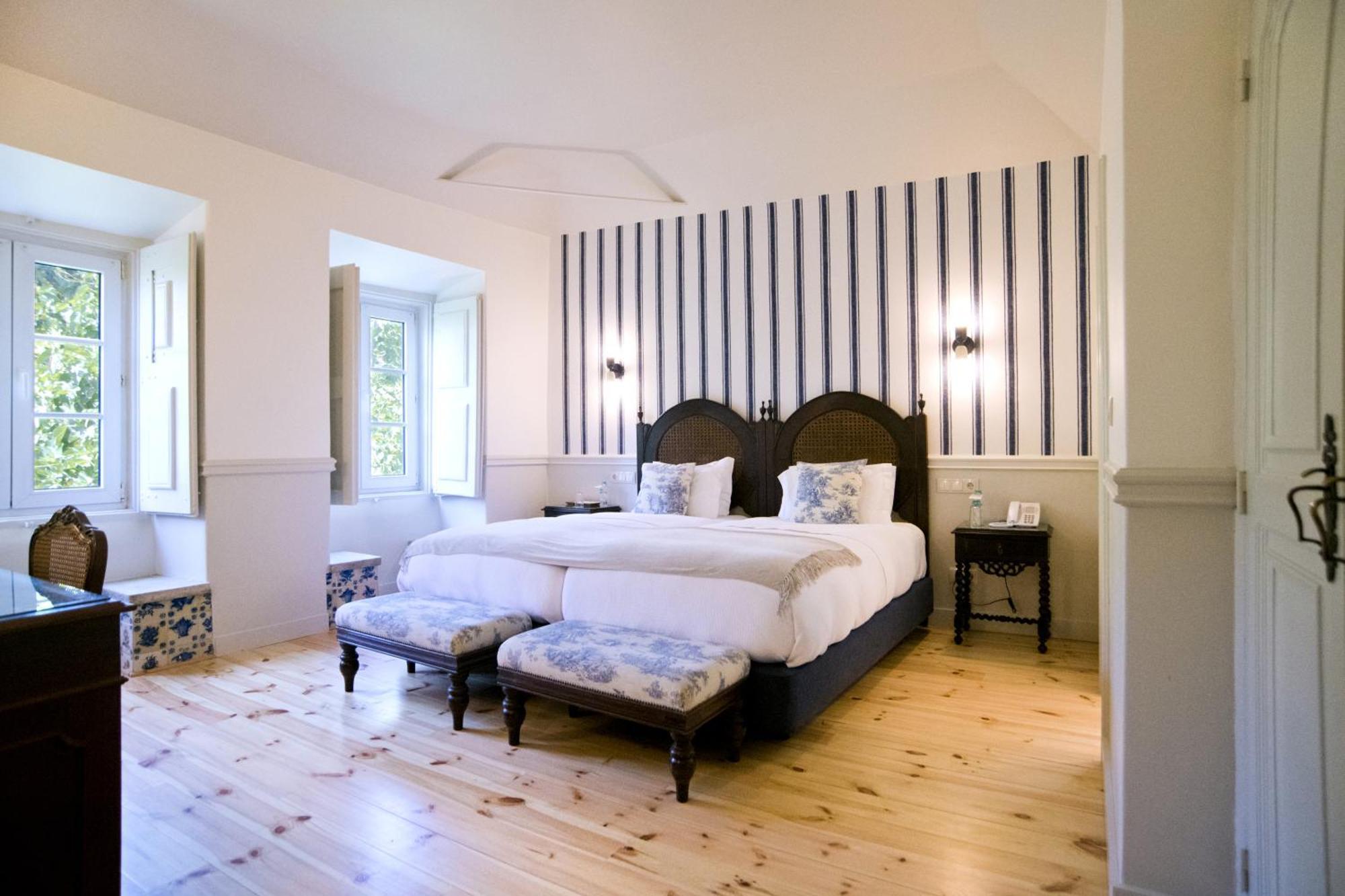 Quarto Clássico com Cama de Casal ou 2 de Solteiro