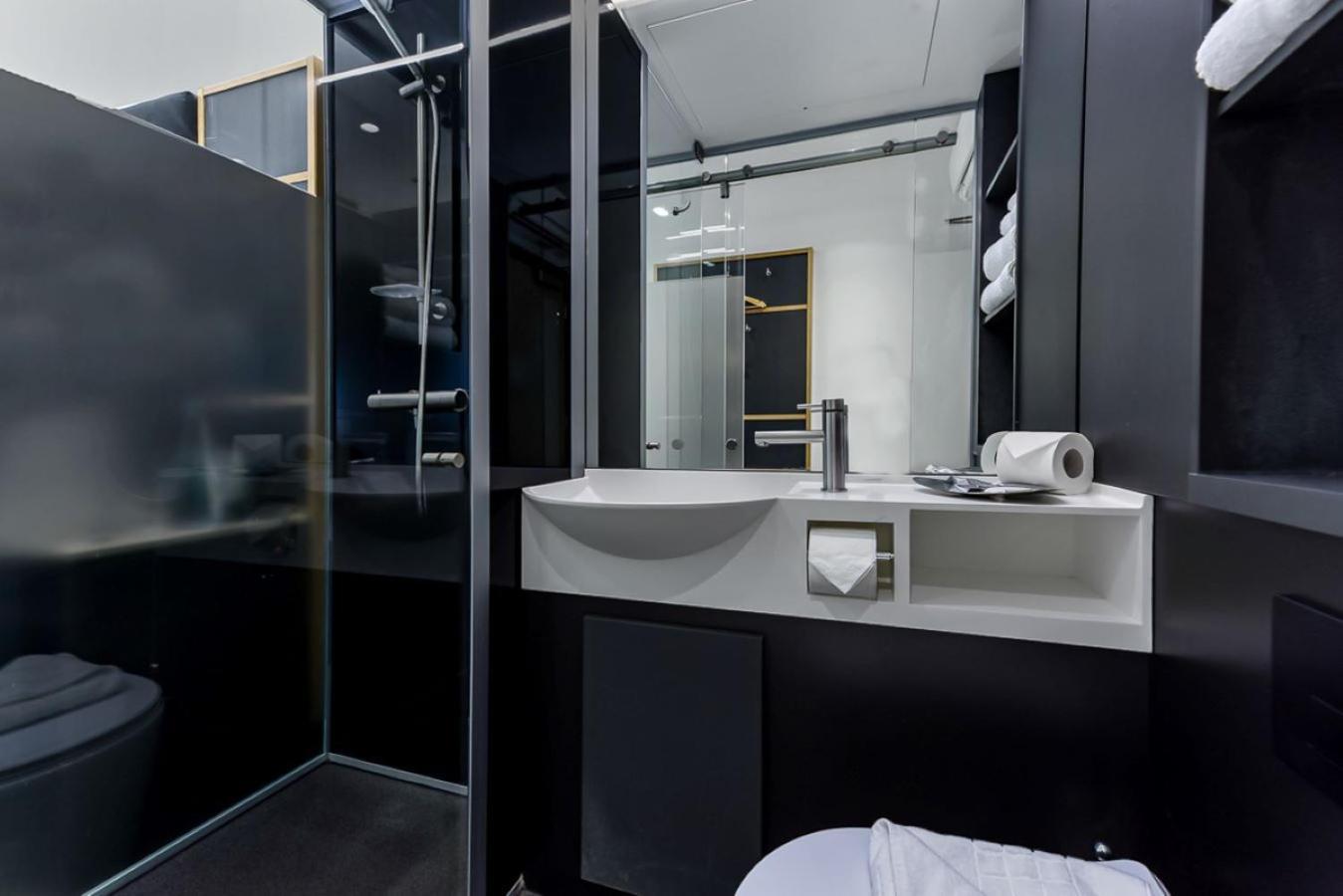 Habitación con cama grande