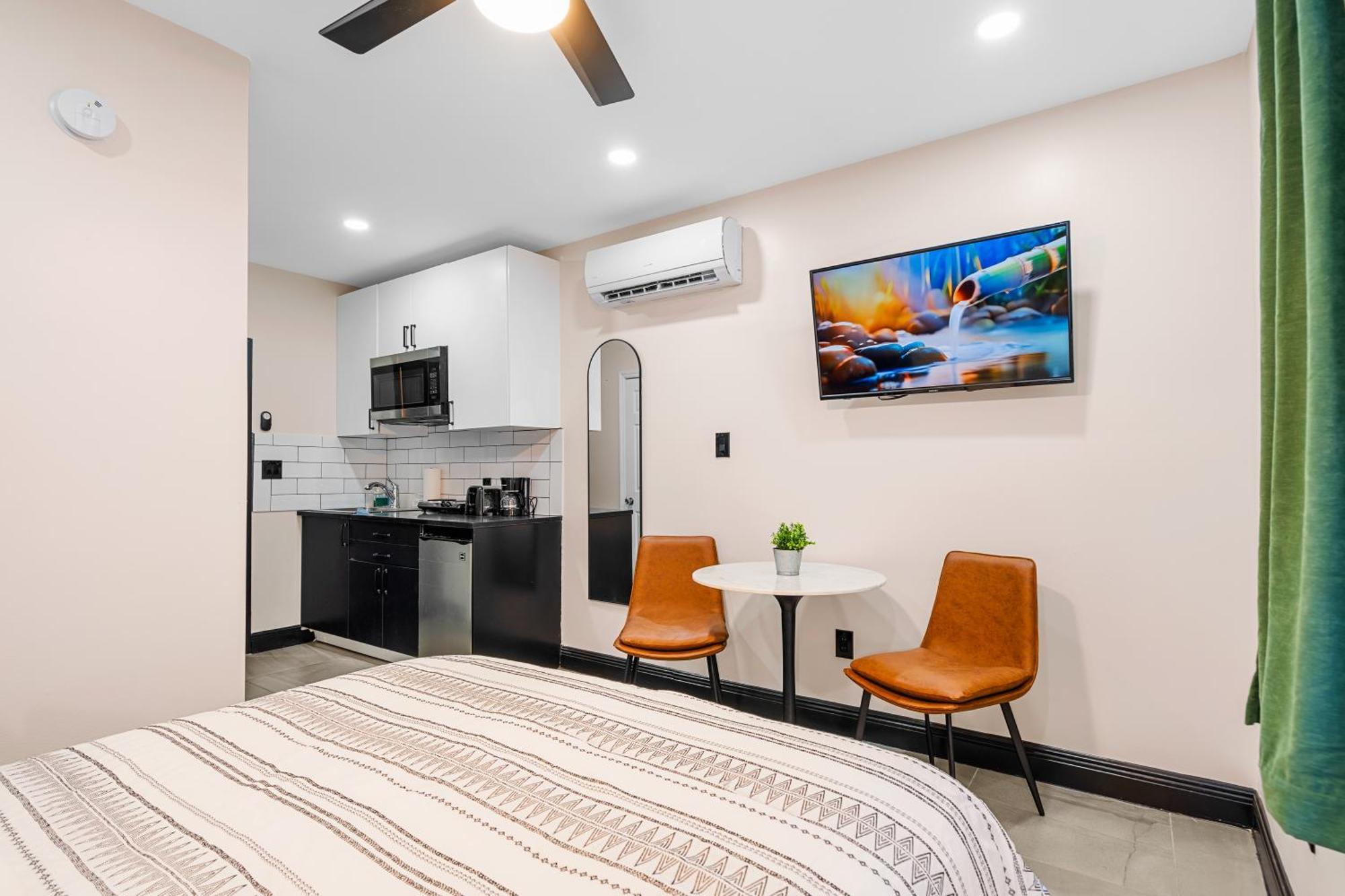 Superior Queen Studio Kitchenette