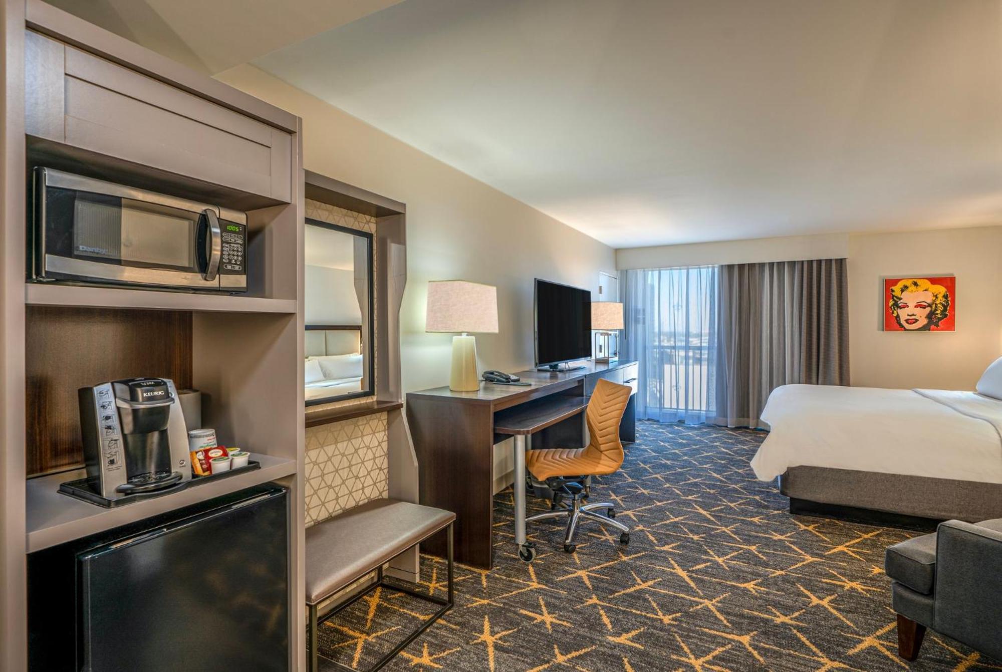 Premium Zimmer mit Kingsize-Bett und Blick auf die Stadt