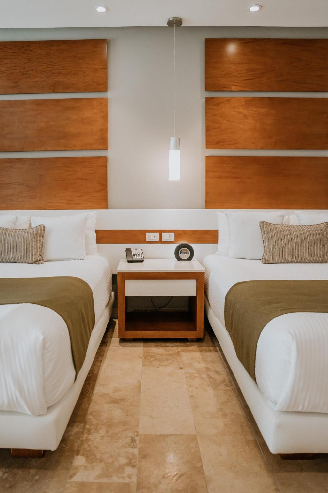 Deluxe Junior Suite 2 Queen Beds