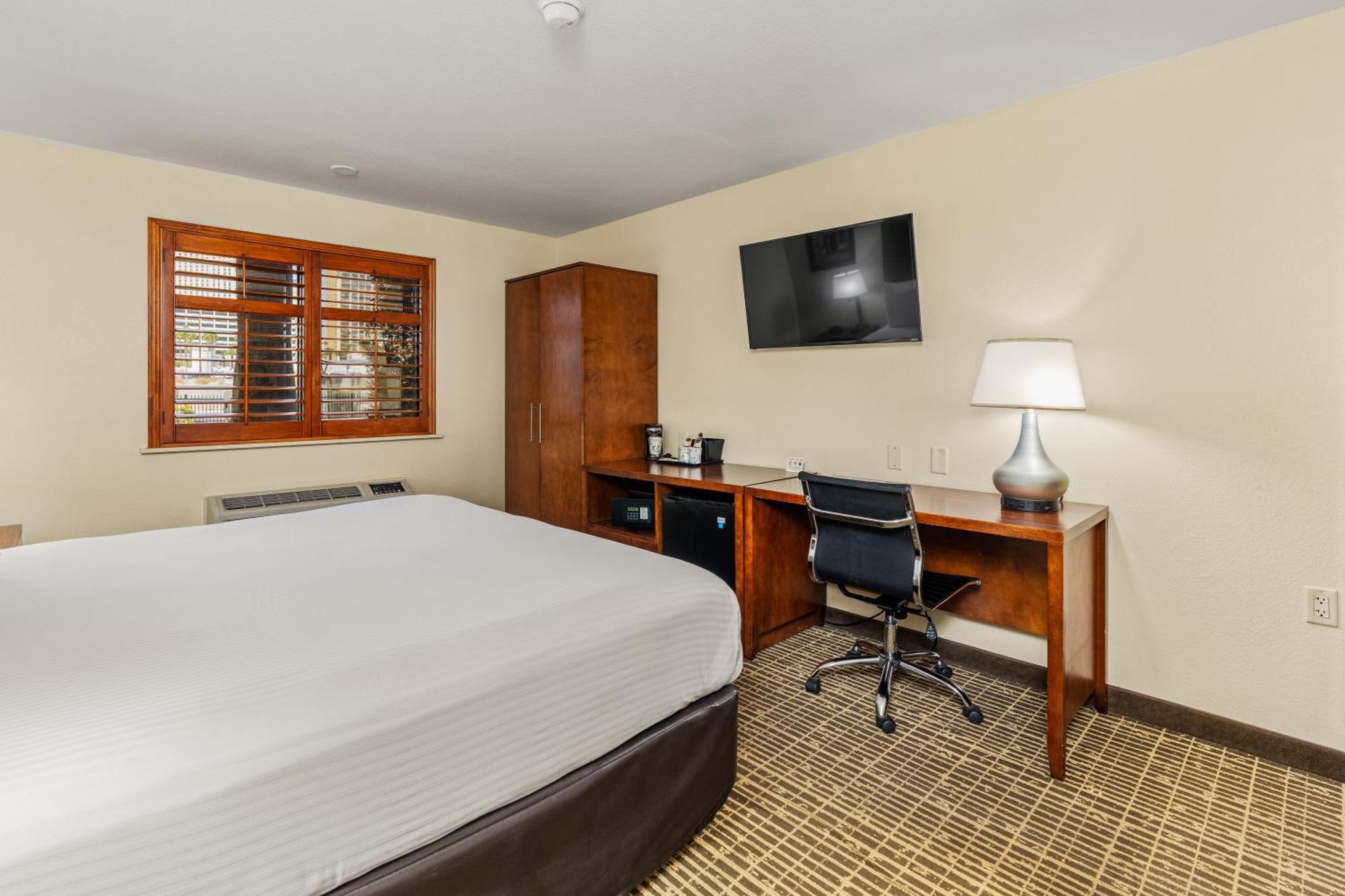 Deluxe King Room Non-Smoking