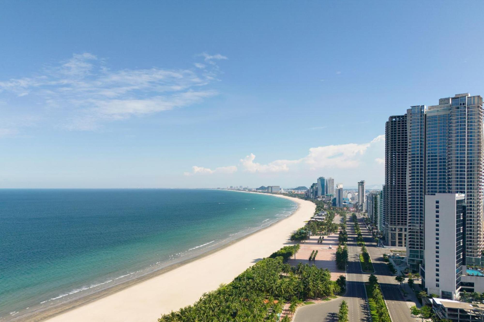 Panoramic Deluxe Twin Guest room 2 Twin or Single Beds Partial Ocean View High floor Balcony Bathtub
