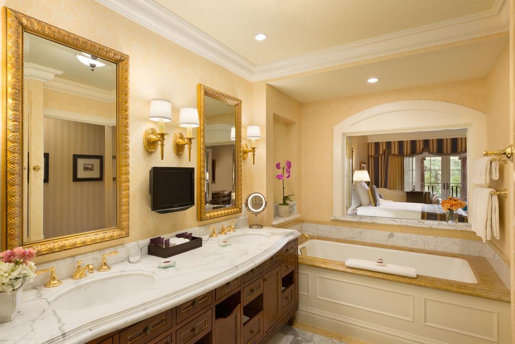 Chambre Lit King-Size Fairmont - Vue sur Complexe