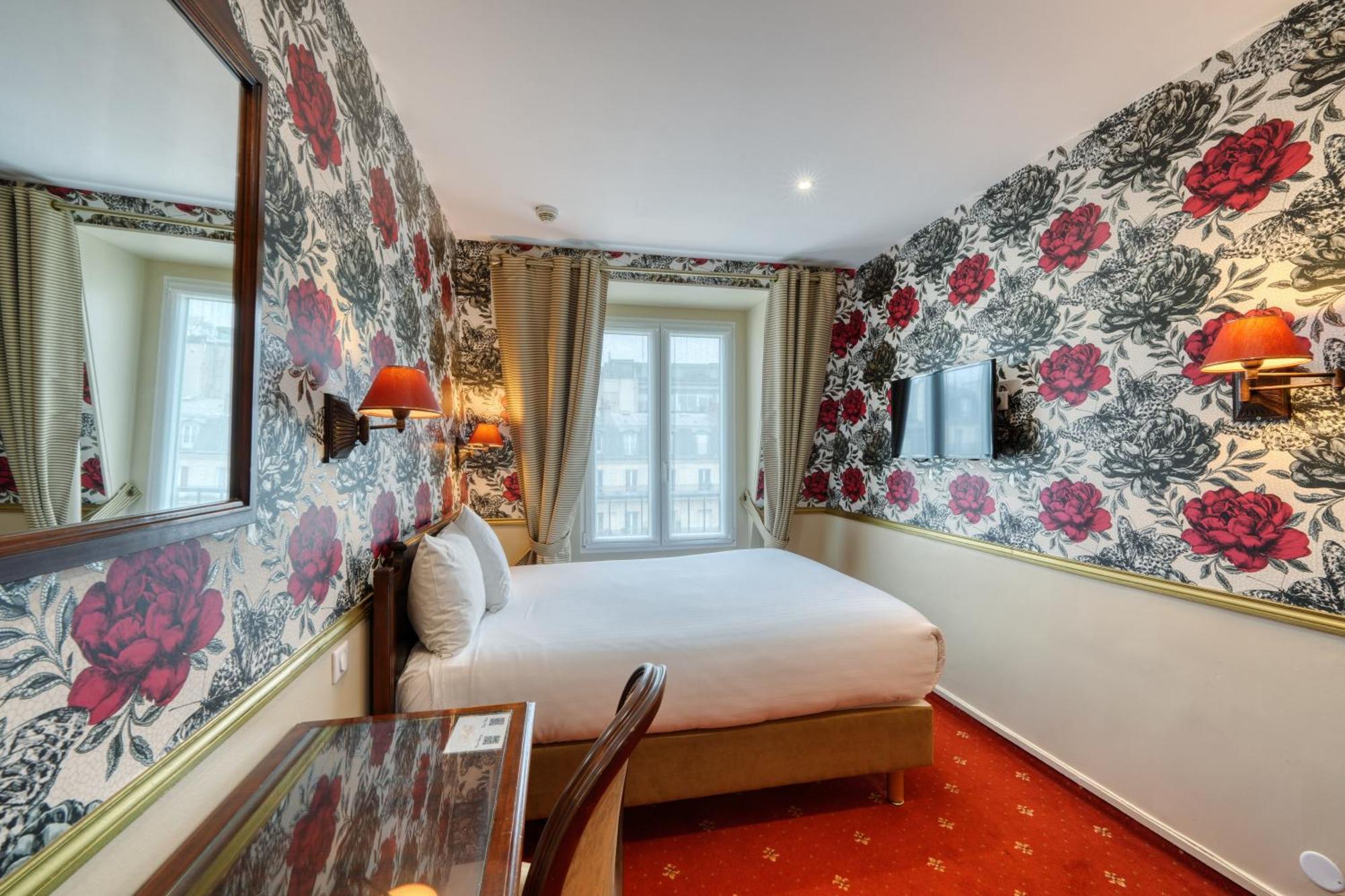 Double Room Arc de Triomphe view
