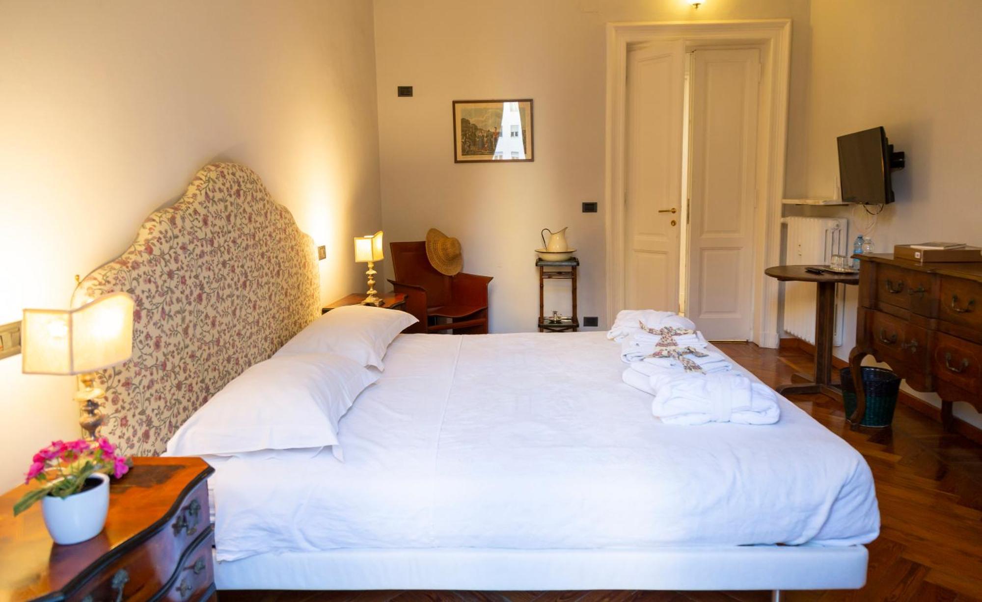 Double or Twin Room Private External Bathroom