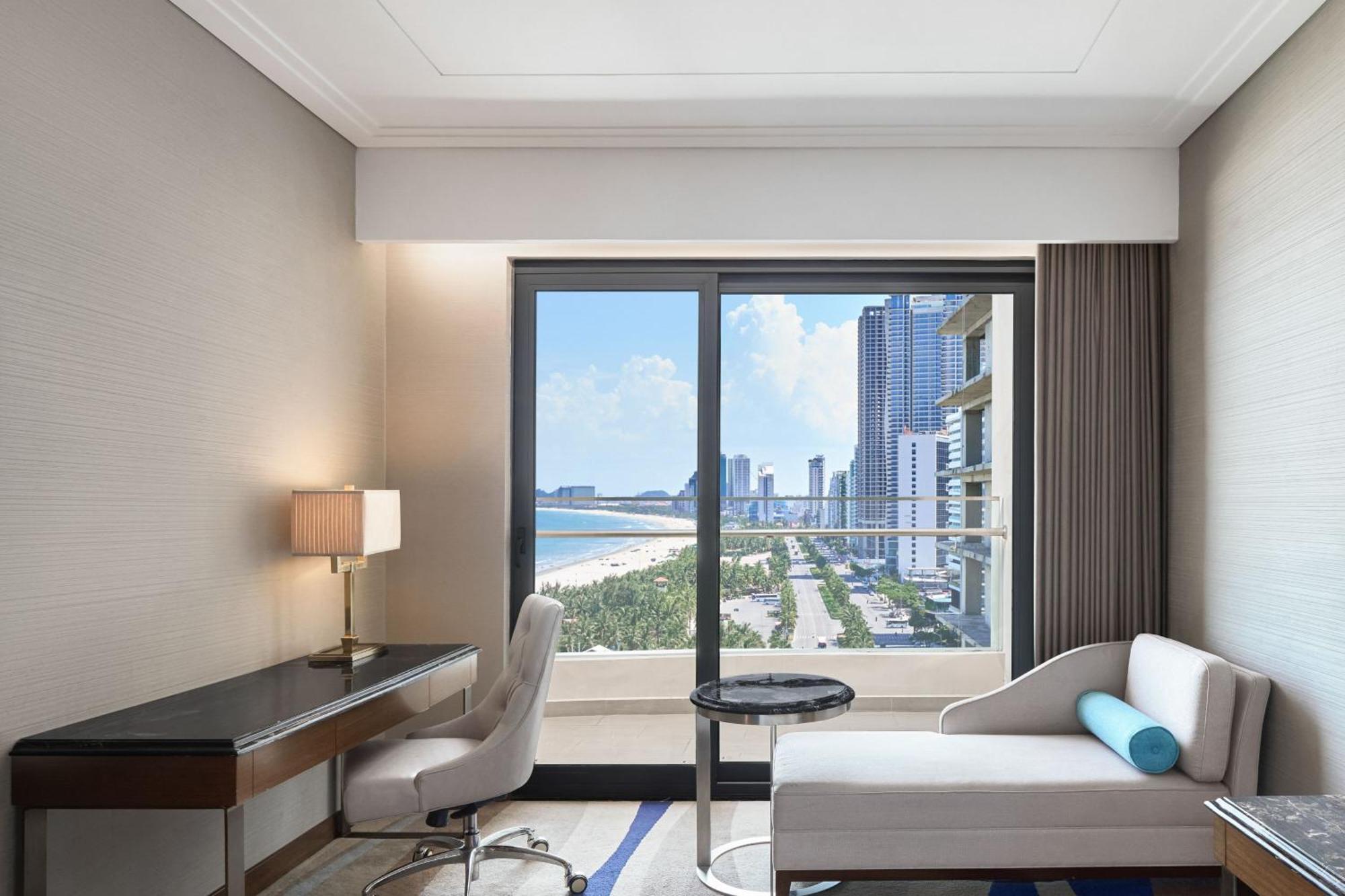 Deluxe Twin Guest room 2 twin or single beds Partial Ocean View Balcony Bathtub