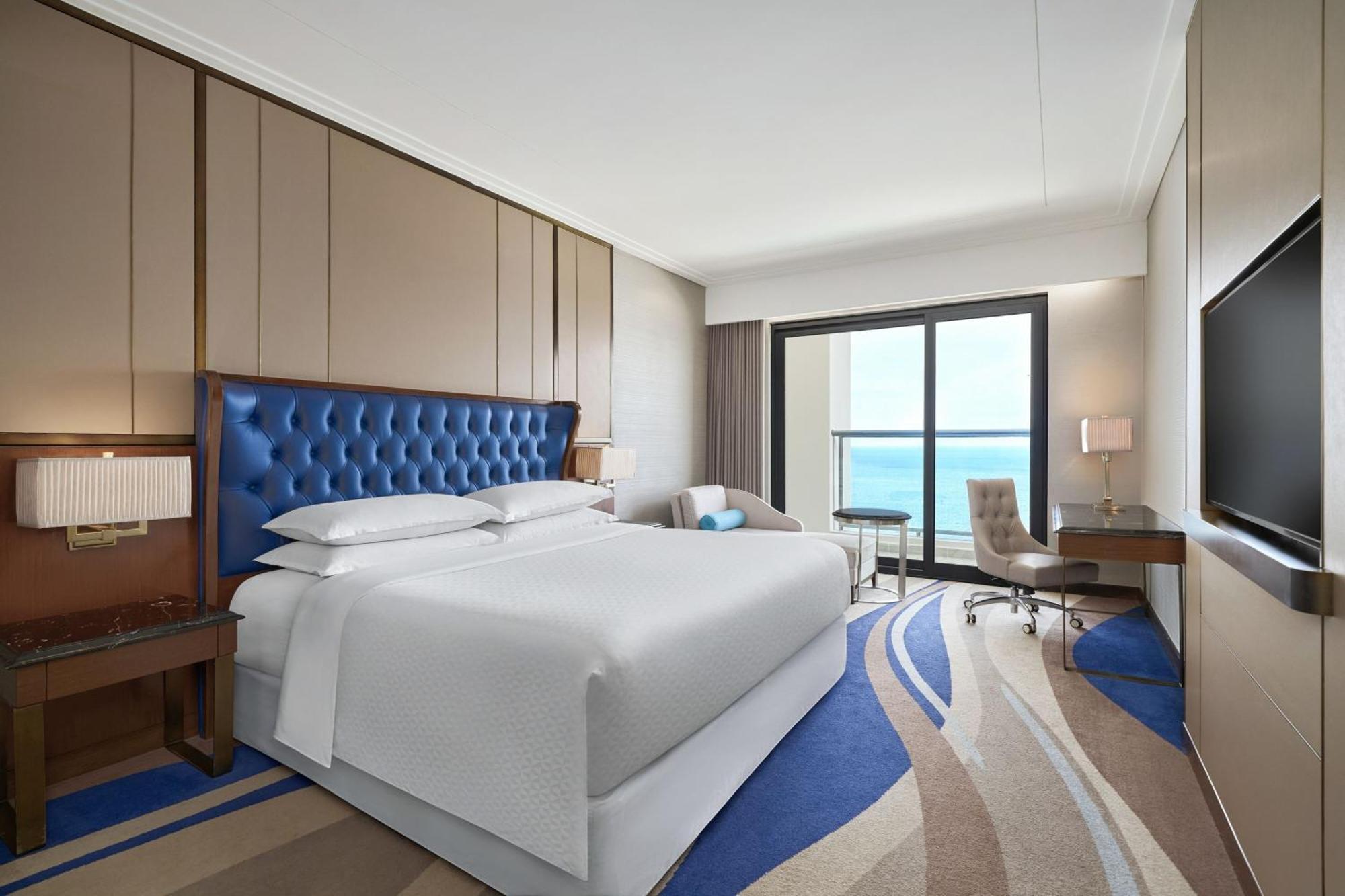 Panoramic King Guest room 1 King Ocean view High floor Balcony