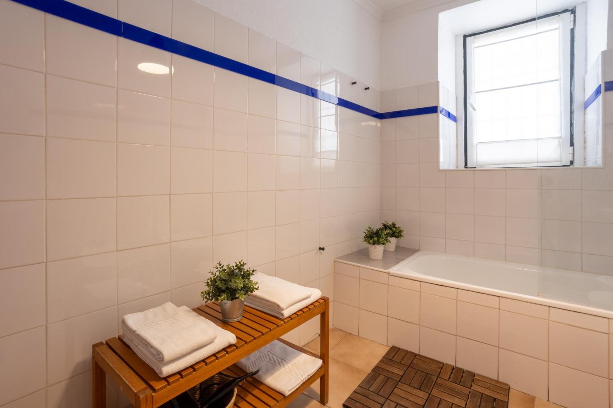 Quarto com Cama de Casal ou 2 de Solteiro e Banheiro Compartilhado
