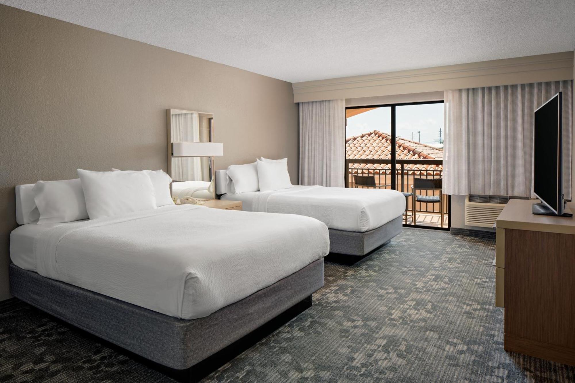 One-Bedroom Queen Suite Two Queen Beds Balcony Sofa Bed