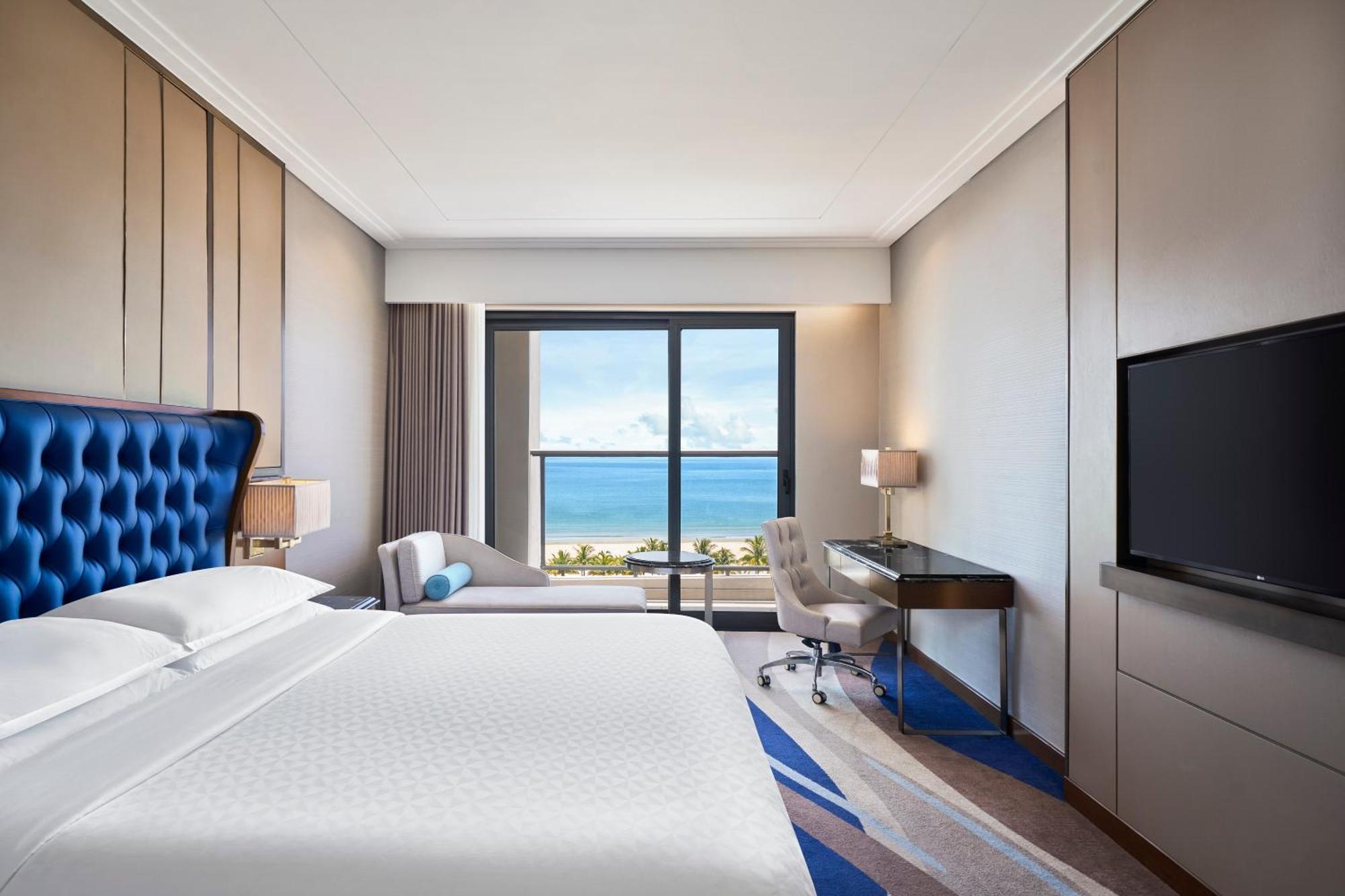 Deluxe King Guest room 1 King Ocean view Balcony Bathtub