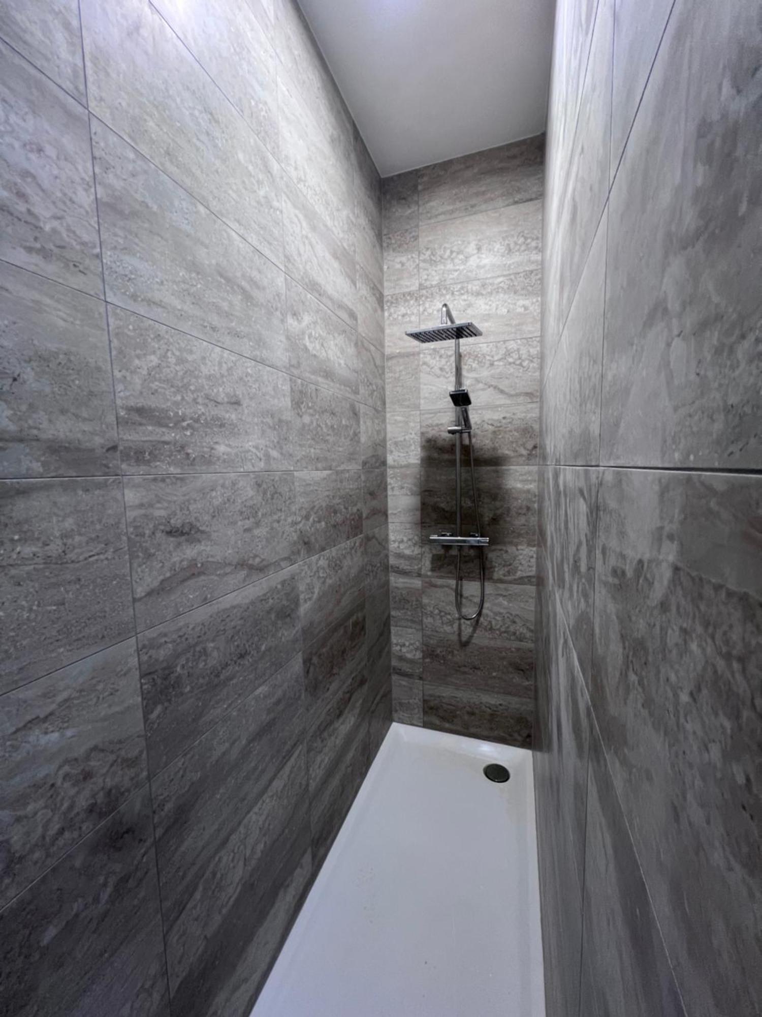 Deluxe Double Room Shower