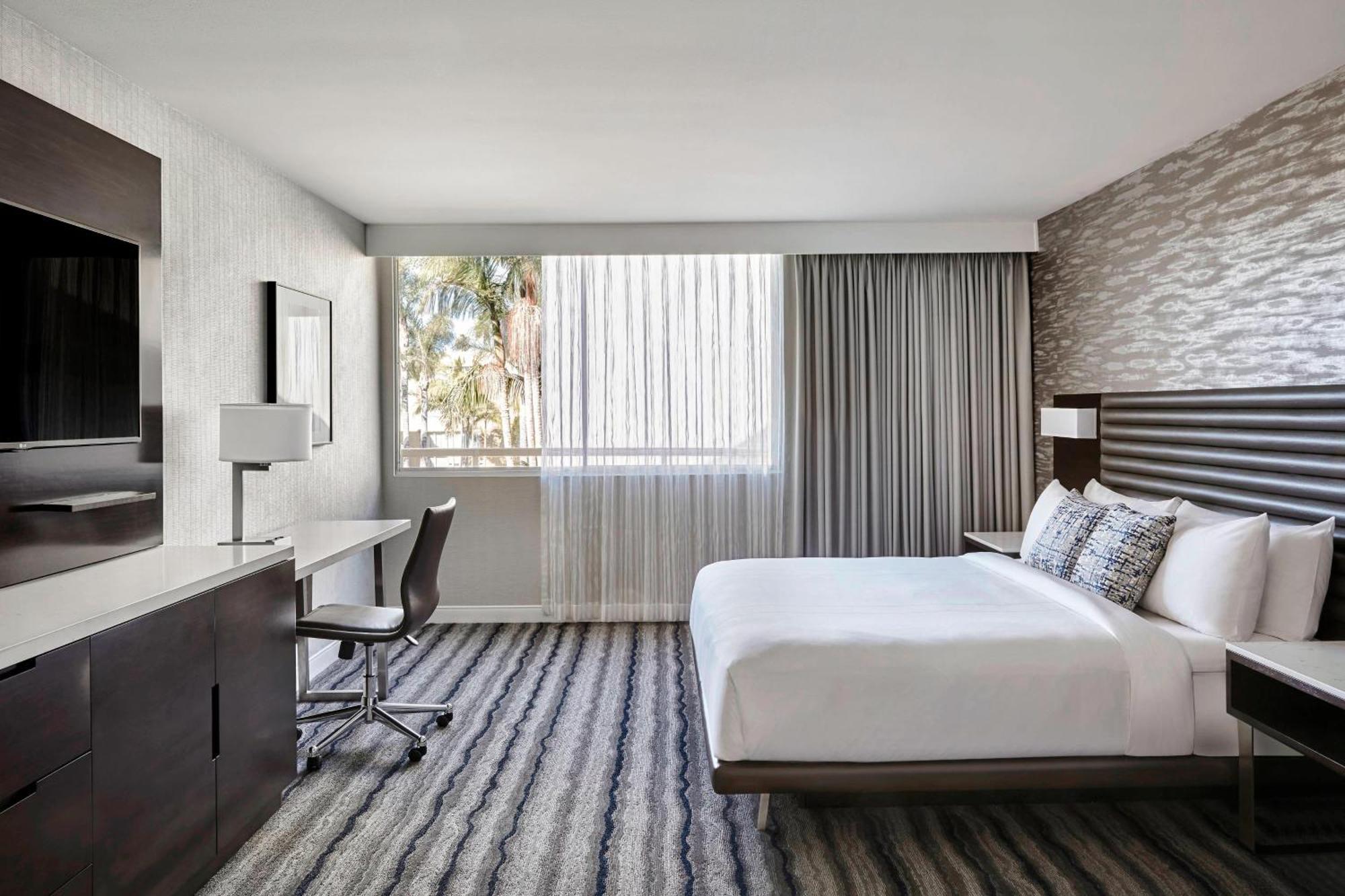 Larger Guest room, 1 King,1632997004:JPEG